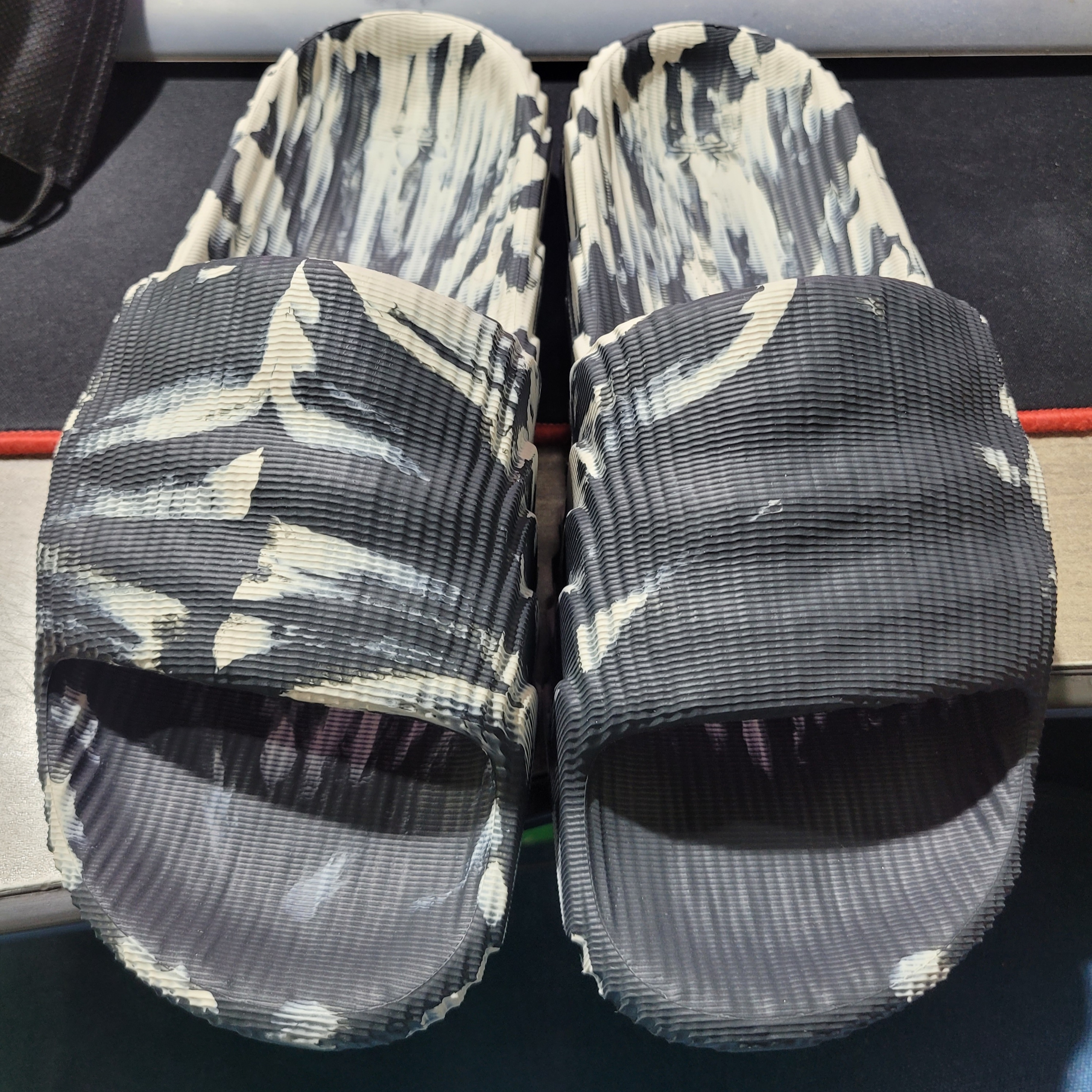 Adidas Adilette 22 Carbon Aluminium 착용 스타일