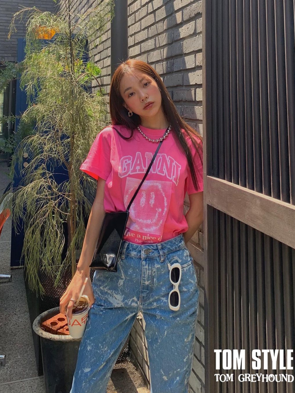 (W) Ganni Smiley T-Shirt Carmine Rose 착용 스타일