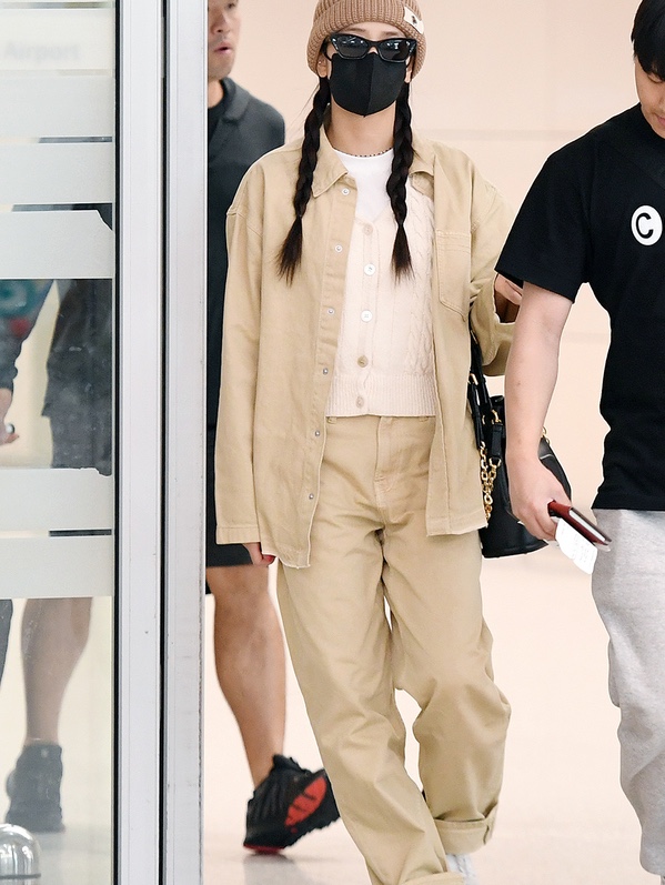 (W) Dior Diormidnight B1I Butterfly Sunglasses Black, (W) Calvin Klein x Jennie Relaxed Fit Denim Shirt Mojave Desert 착용 스타일