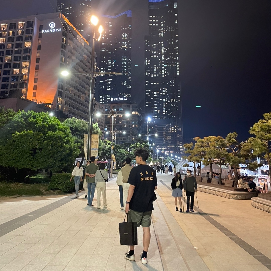 (W) Jordan 1 x Travis Scott Retro Low OG SP Medium Olive, Wooyoungmi Flower Print Back Logo T-Shirt Ivory - 23SS 착용 스타일 - 2