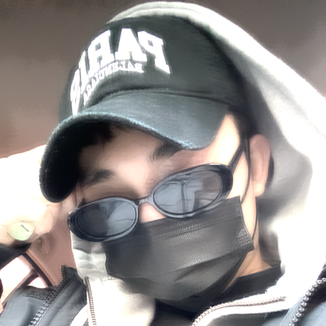 발렌시아가 시티 파리 캡 블랙 착용 스타일