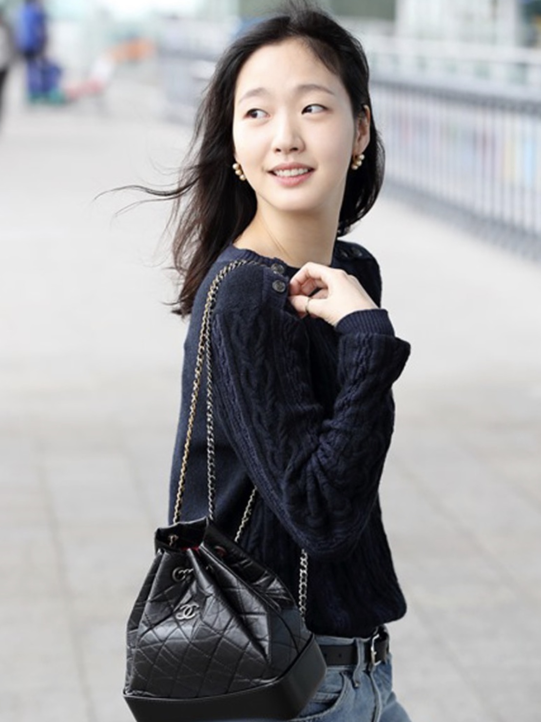 Chanel Small Gabrielle Backpack Aged Calfskin & Gold Silver Black 착용 스타일