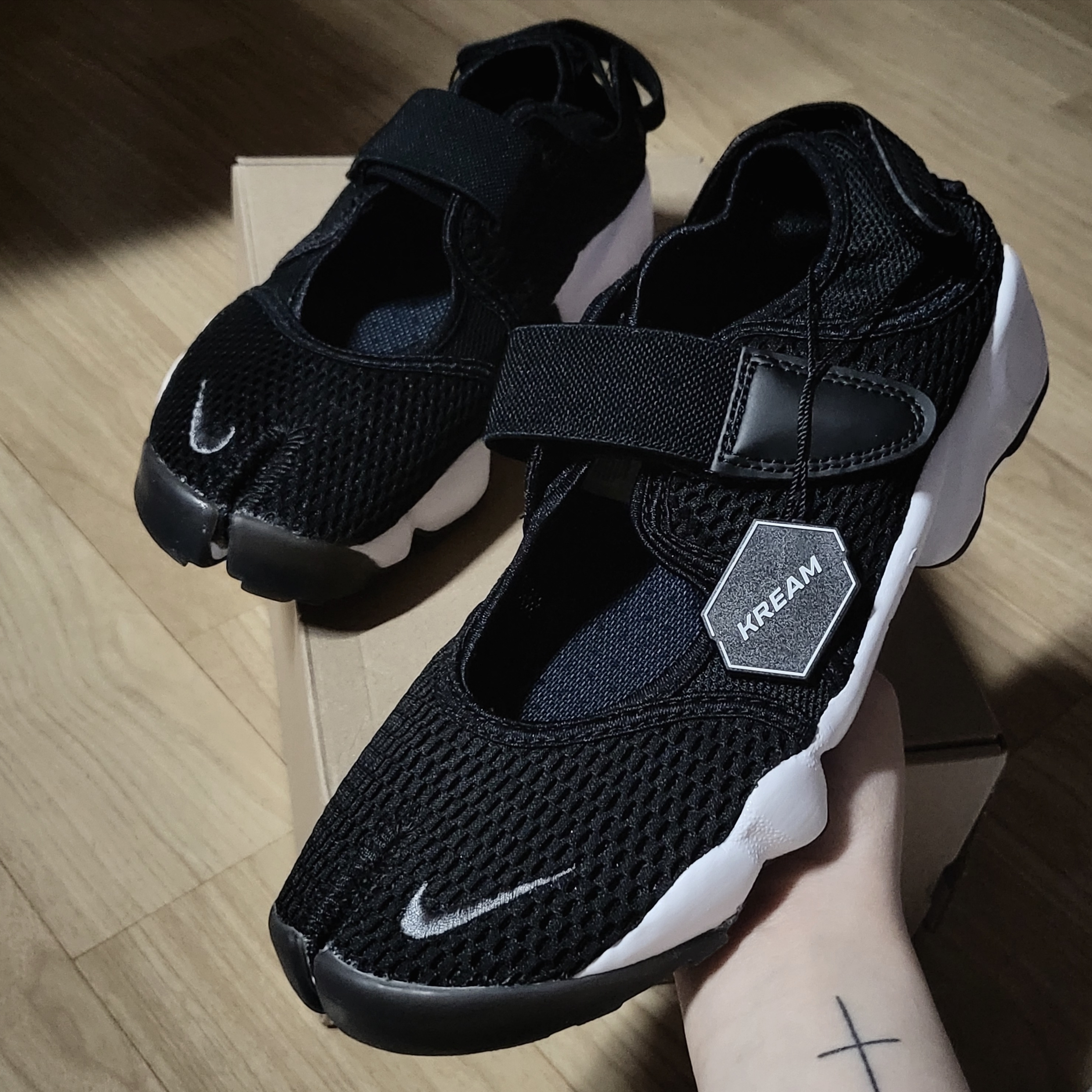 (W) Nike Air Rift Breathe Black 착용 스타일