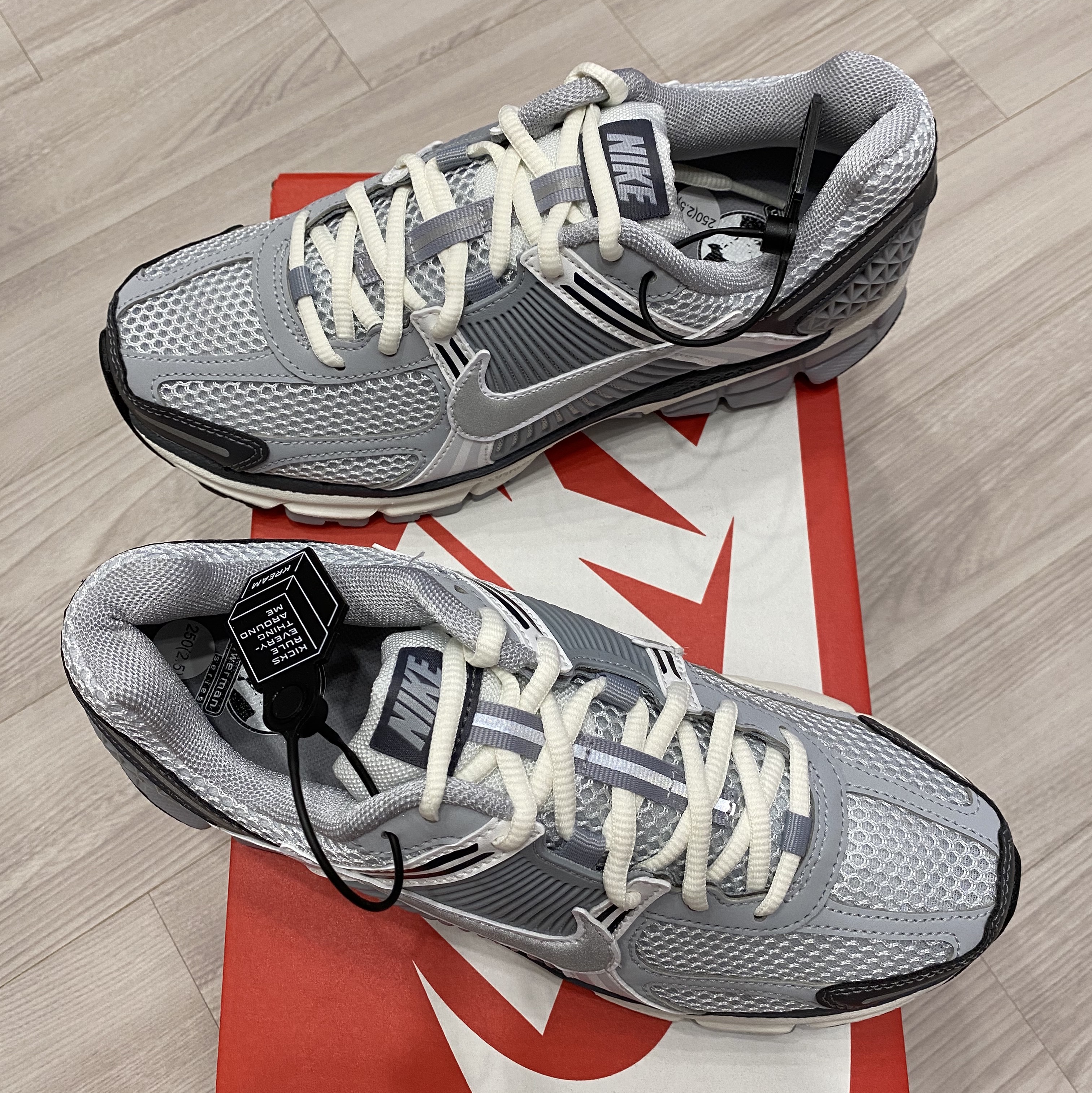 (W) Nike Zoom Vomero 5 Pure Platinum Metallic Silver 착용 스타일