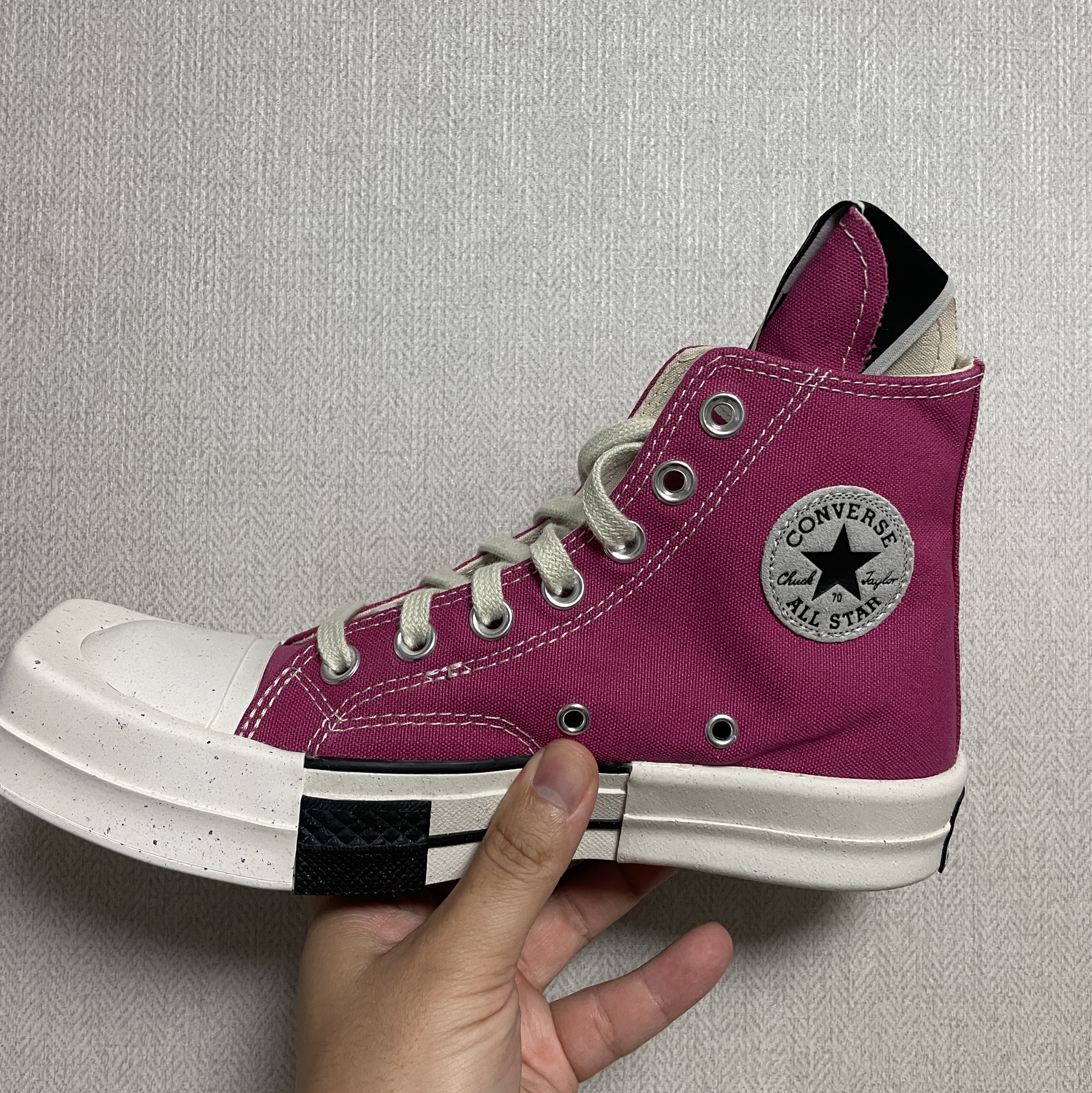 Converse x Drkshdw Turbodrk Chuck 70 Hi Laceless Cactus Flower 착용 스타일 - 2