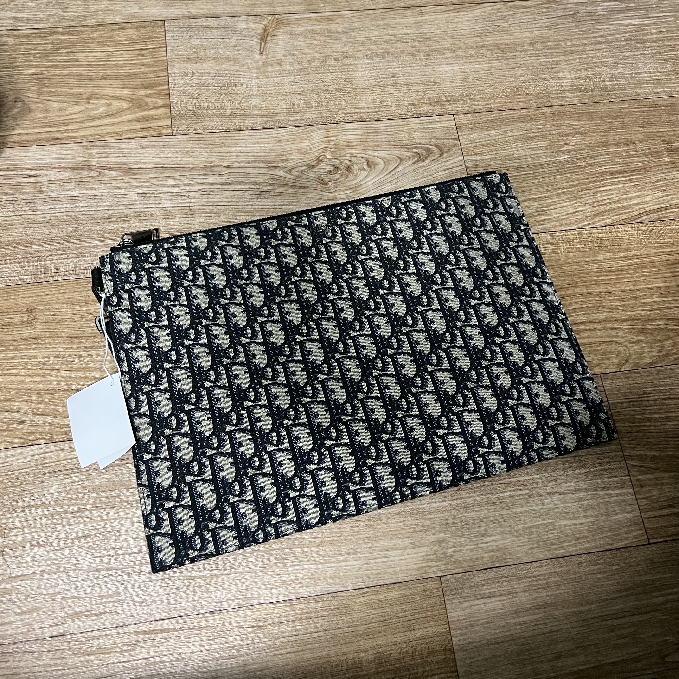 Dior A4 Pouch Beige & Black Dior Oblique Jacquard 착용 스타일