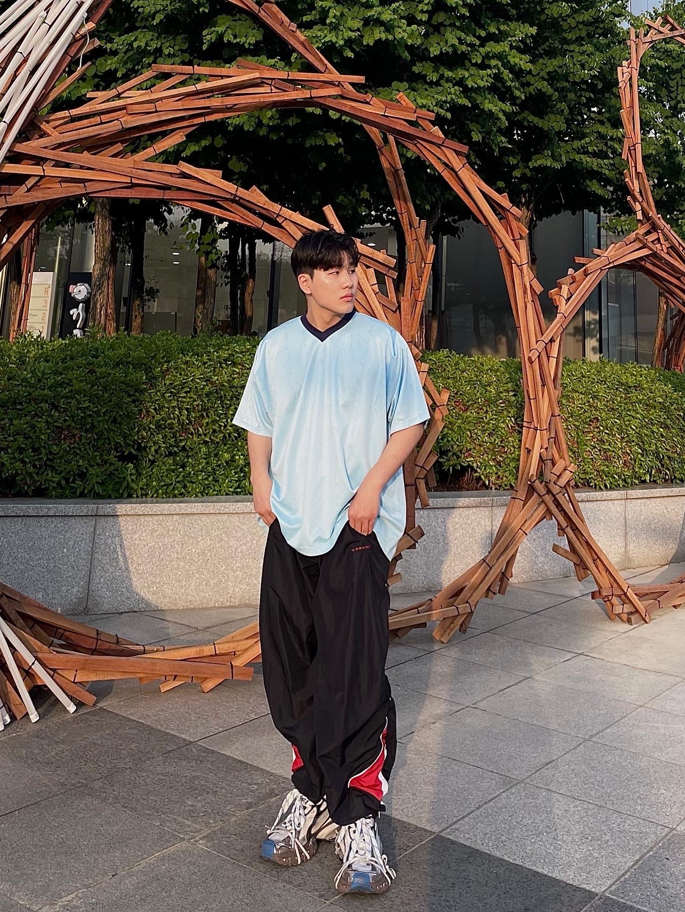 발렌시아가 3XL 스니커즈 원 아웃 그레이 화이트 블루 착용 스타일 - 1