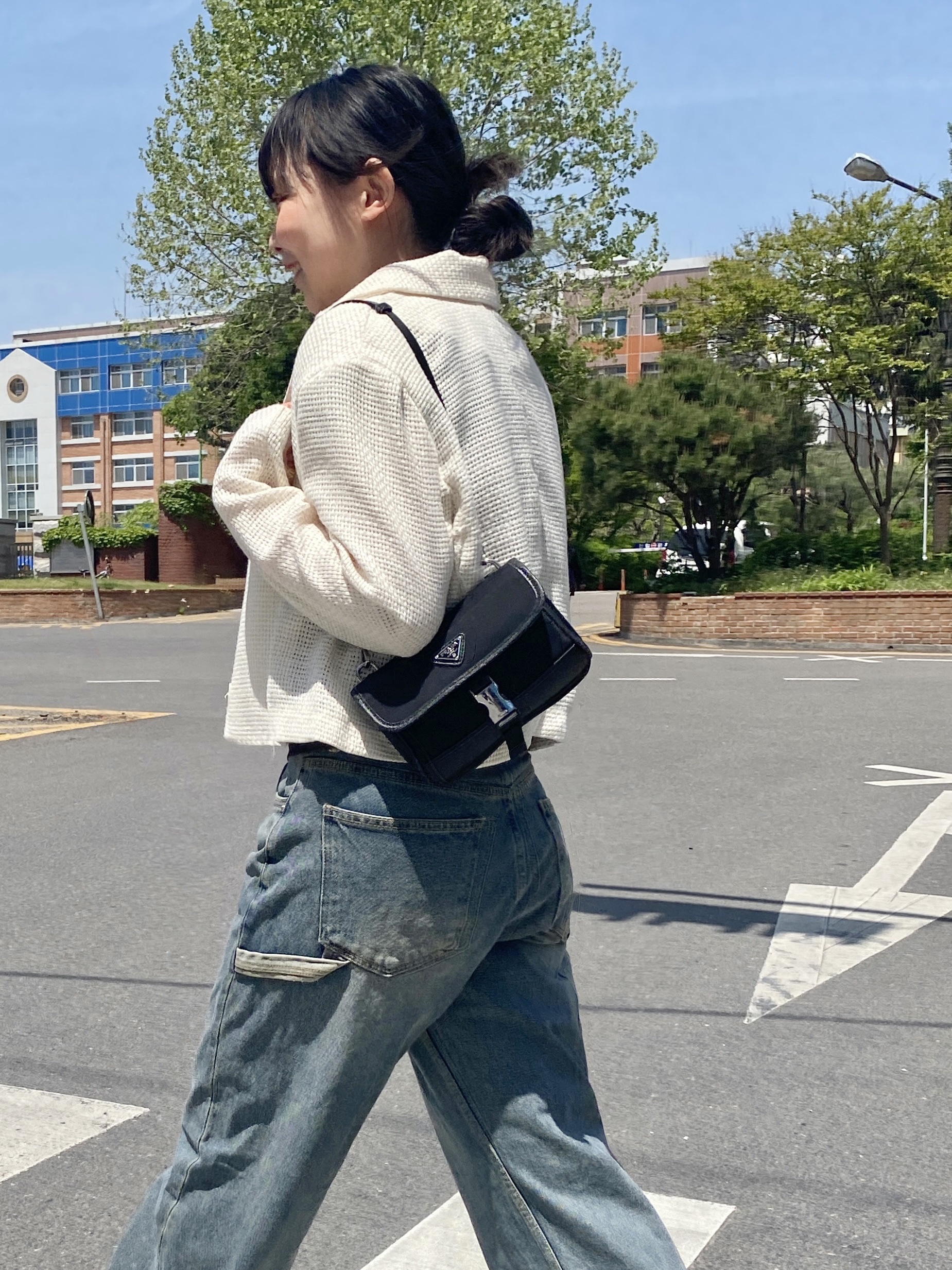 오니츠카 타이거 멕시코 66 옐로우 블랙, 프라다 리나일론 앤 사피아노 레더 스마트폰 케이스 블랙 착용 스타일 - 3