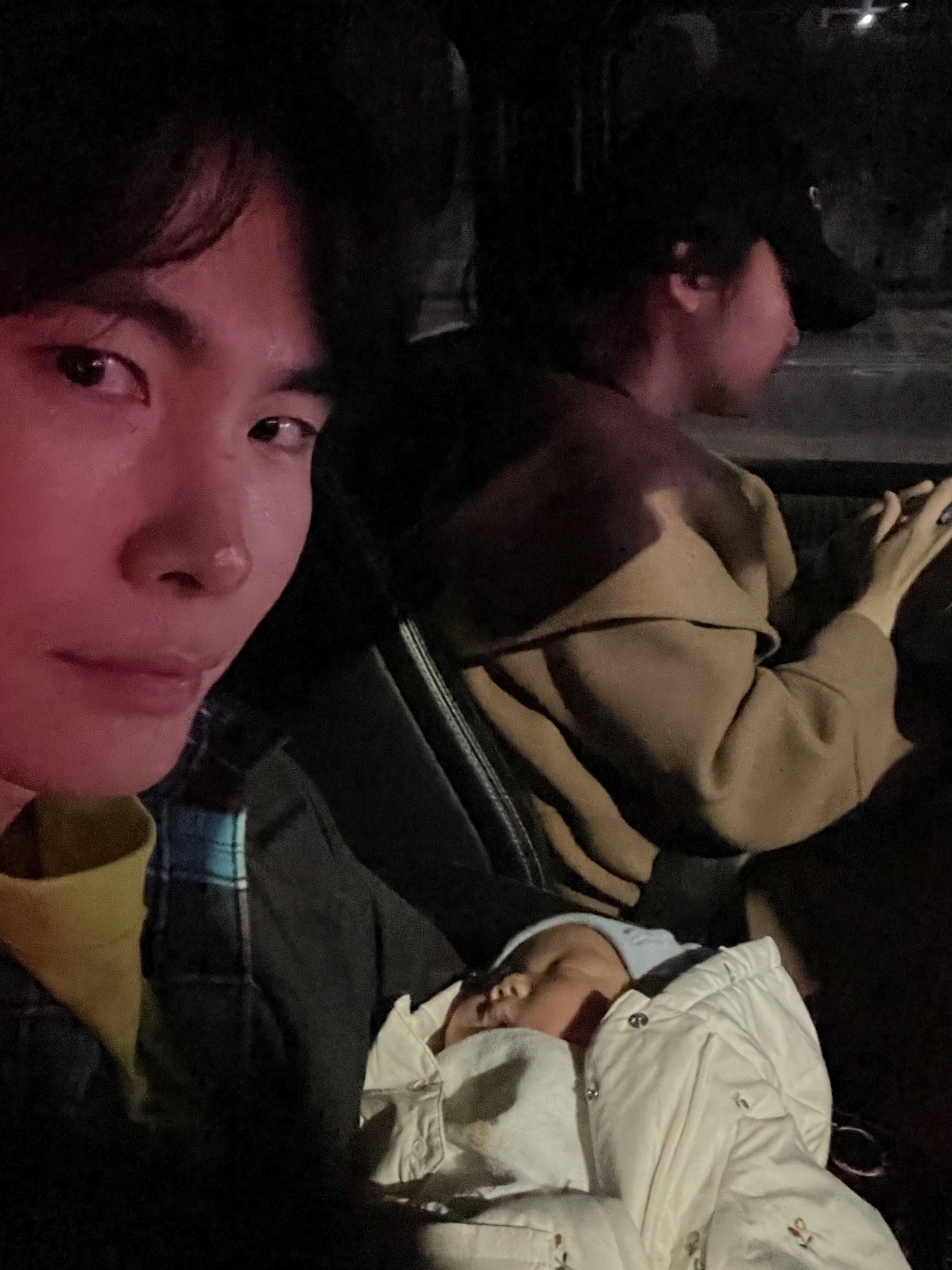 발렌시아가 트롱프 뢰유 오버사이즈 셔츠 레드 착용 스타일