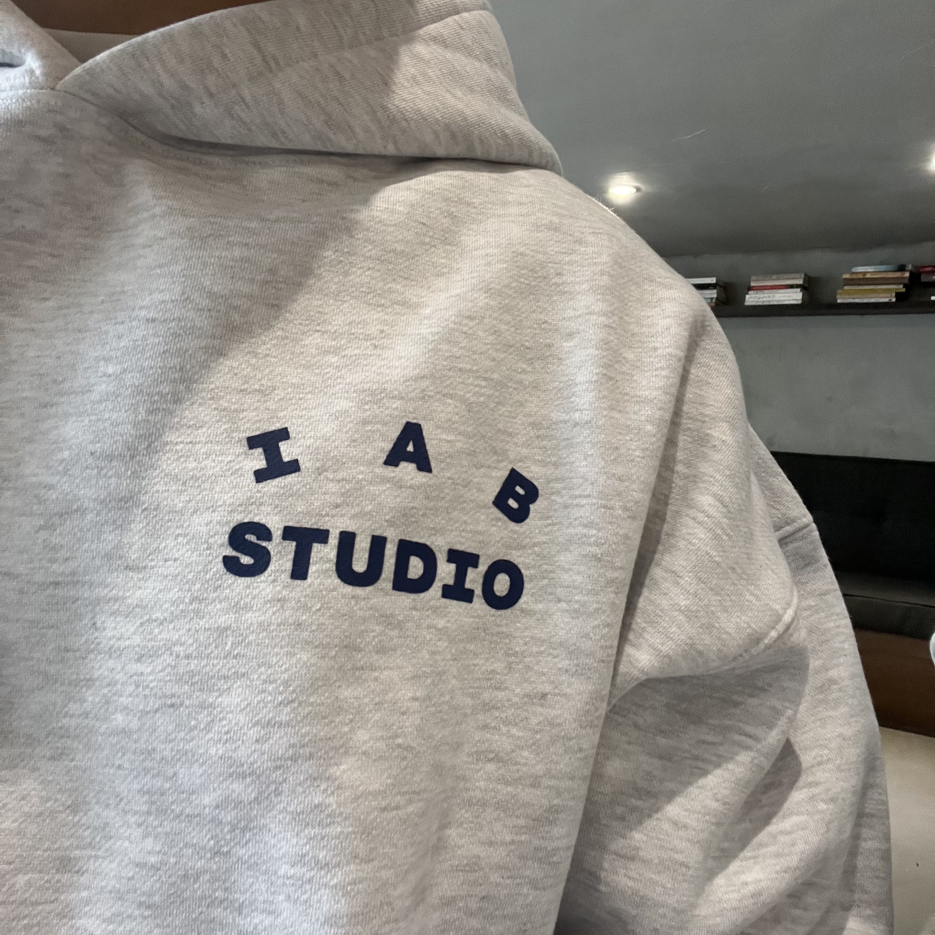 IAB Studio Hoodie Light Gray 착용 스타일