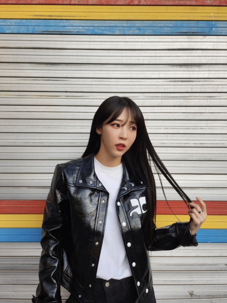 꾸레쥬 리에디션 바이닐 자켓 블랙 착용 스타일 - 2