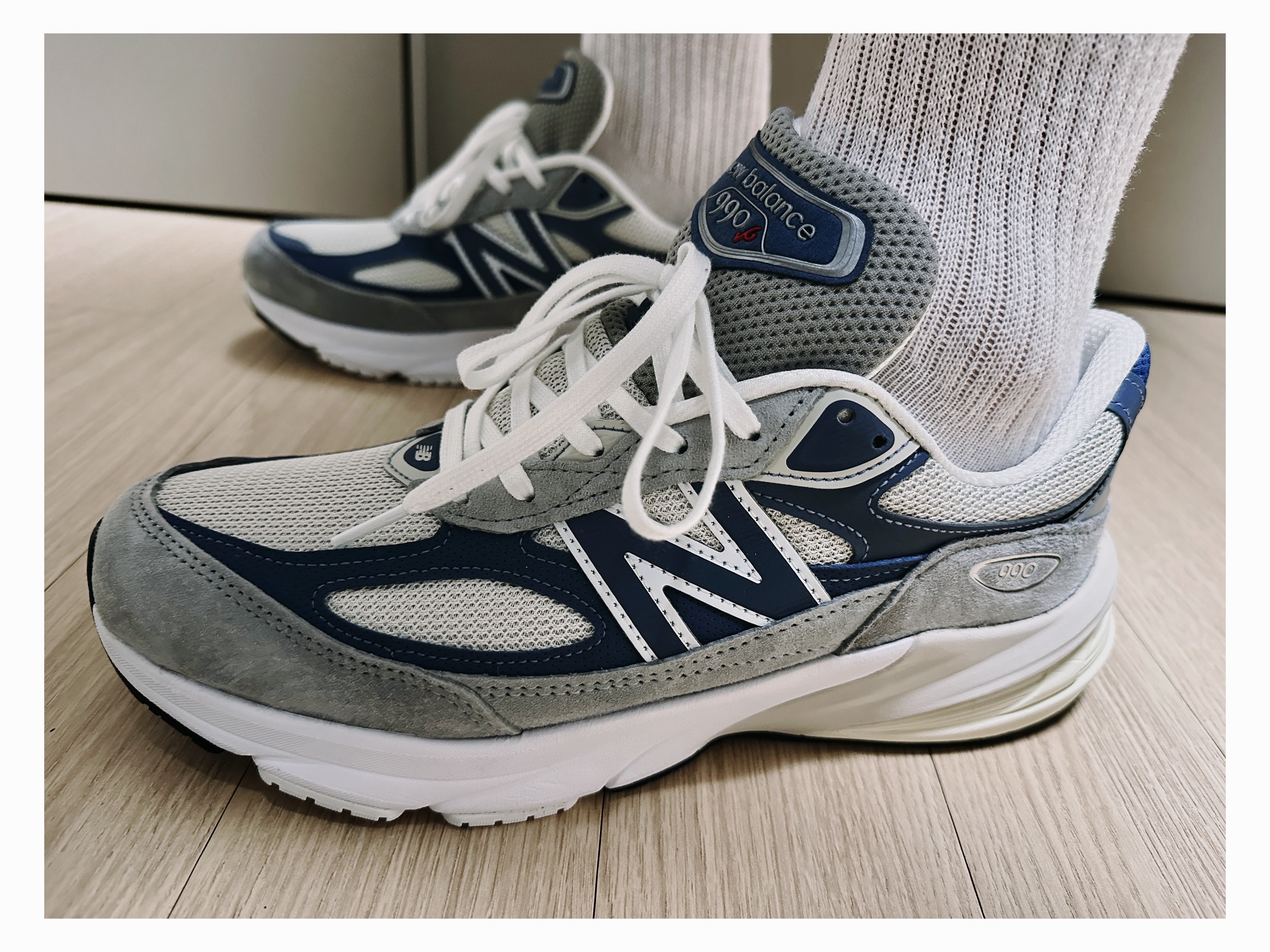 New Balance 990v6 Made in USA Gray Suede 착용 스타일 - 3