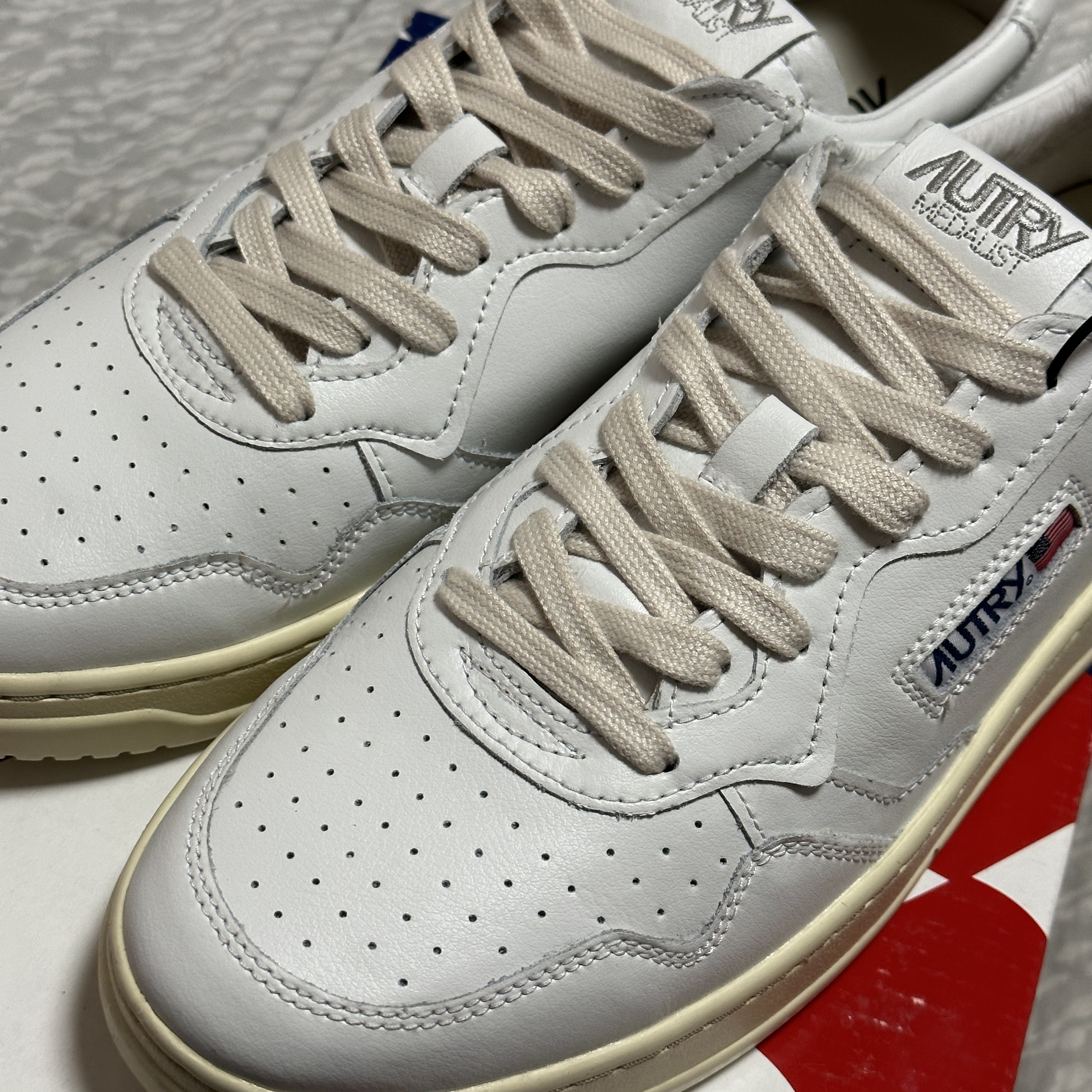 Autry Medalist Low Leather Sneakers White 착용 스타일