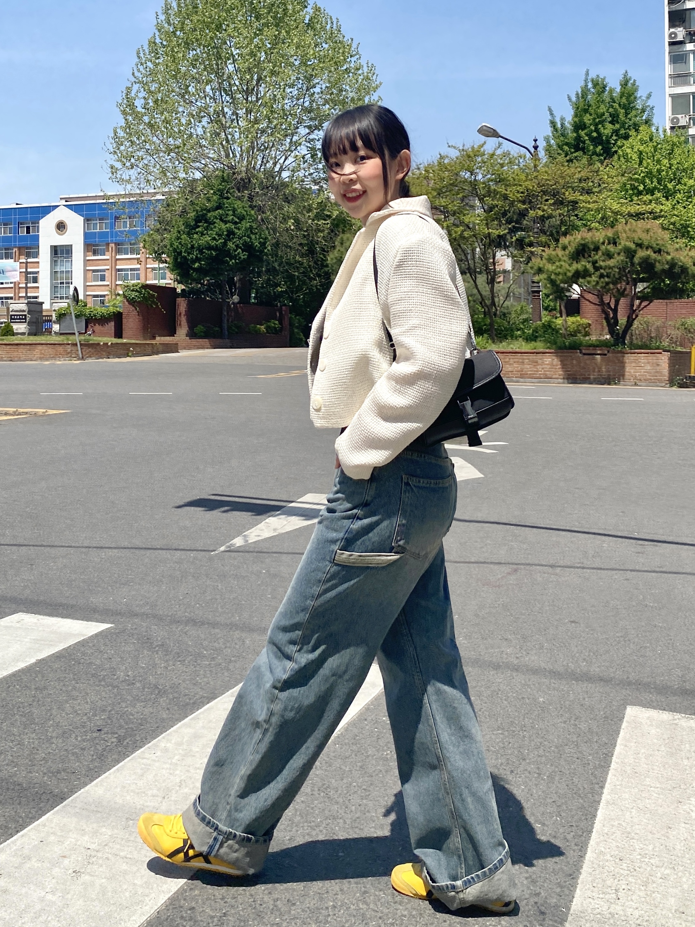 오니츠카 타이거 멕시코 66 옐로우 블랙, 프라다 리나일론 앤 사피아노 레더 스마트폰 케이스 블랙 착용 스타일 - 1