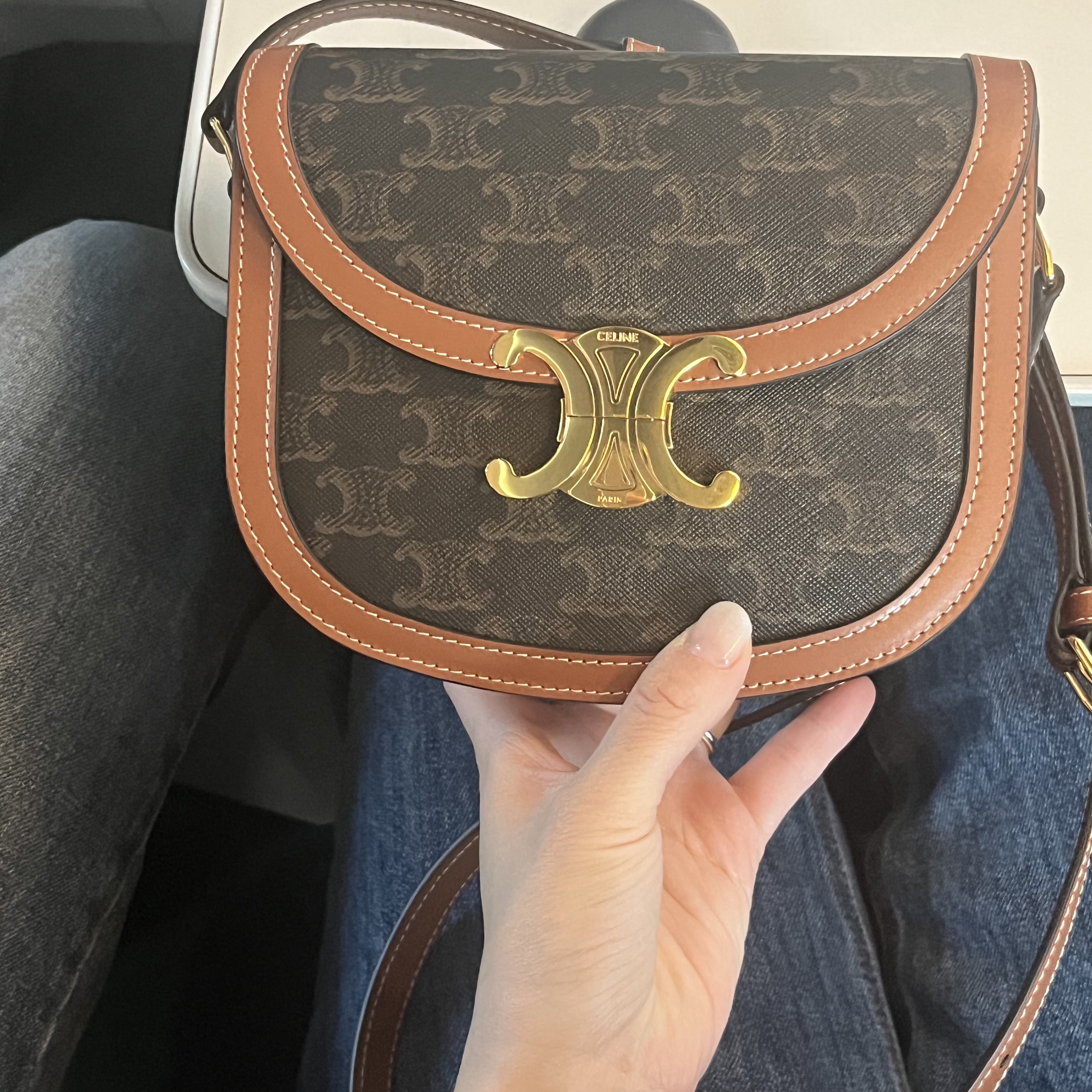 Celine Besace Clea in Triomphe Canvas Calfskin Tan 착용 스타일
