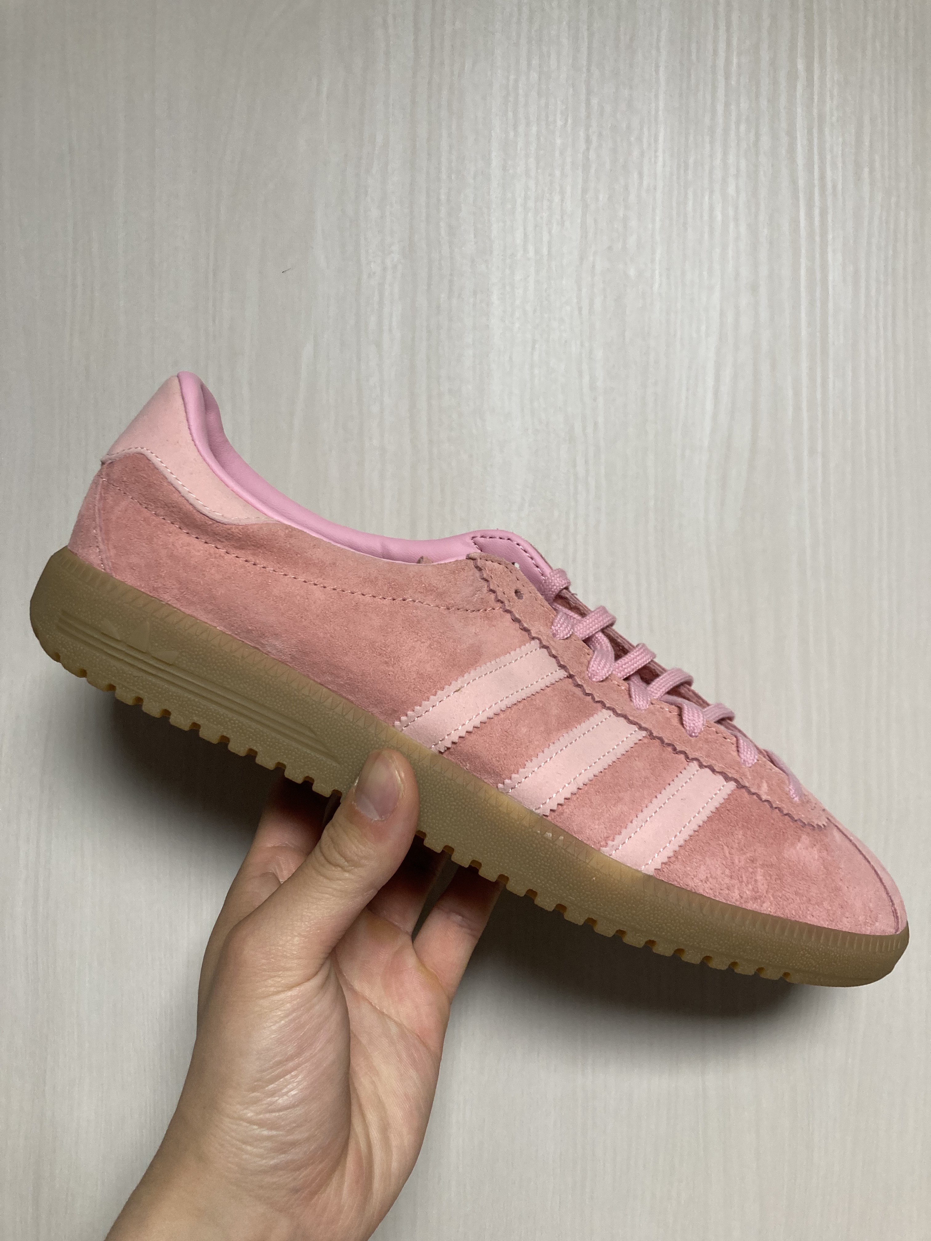 Adidas Bermuda Glow Pink 착용 스타일