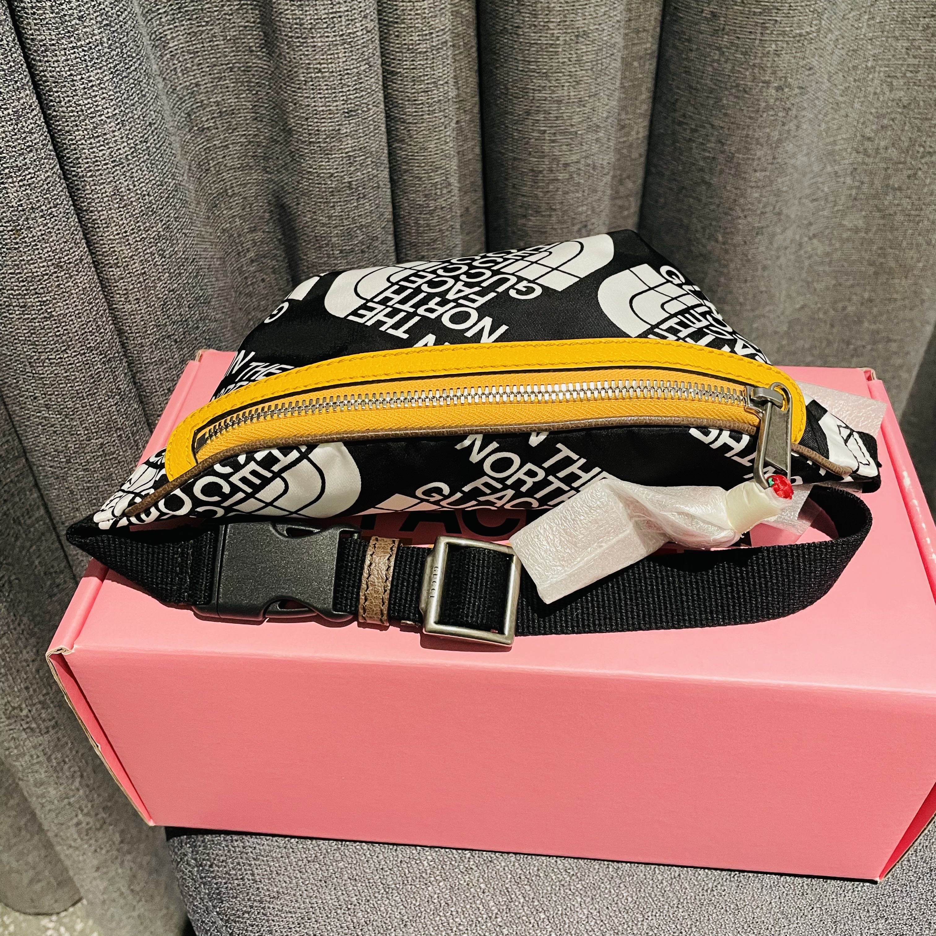 Gucci x The North Face Belt Bag Black White 착용 스타일 - 2