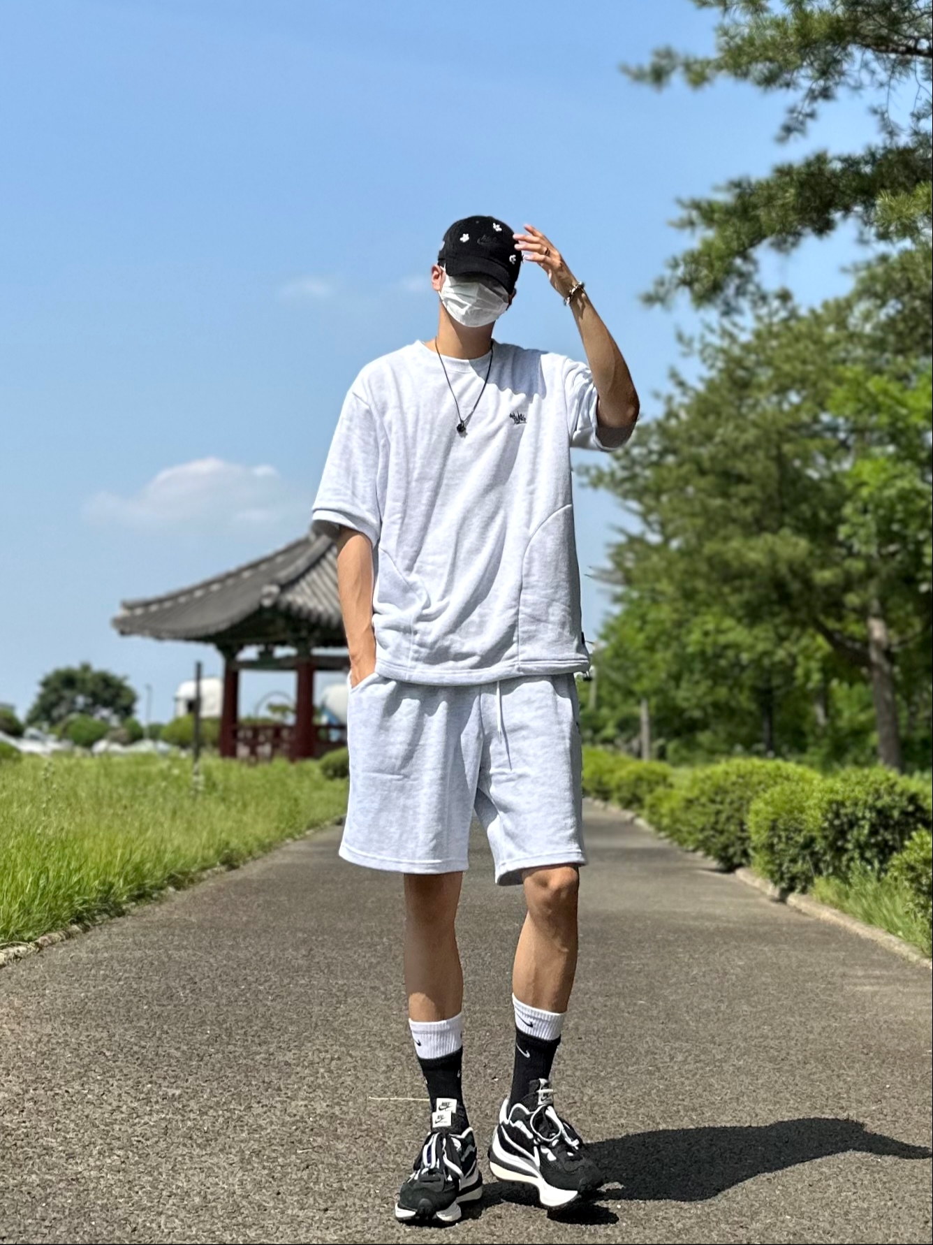 나이키 x 사카이 베이퍼와플 블랙 화이트 착용 스타일 - 3