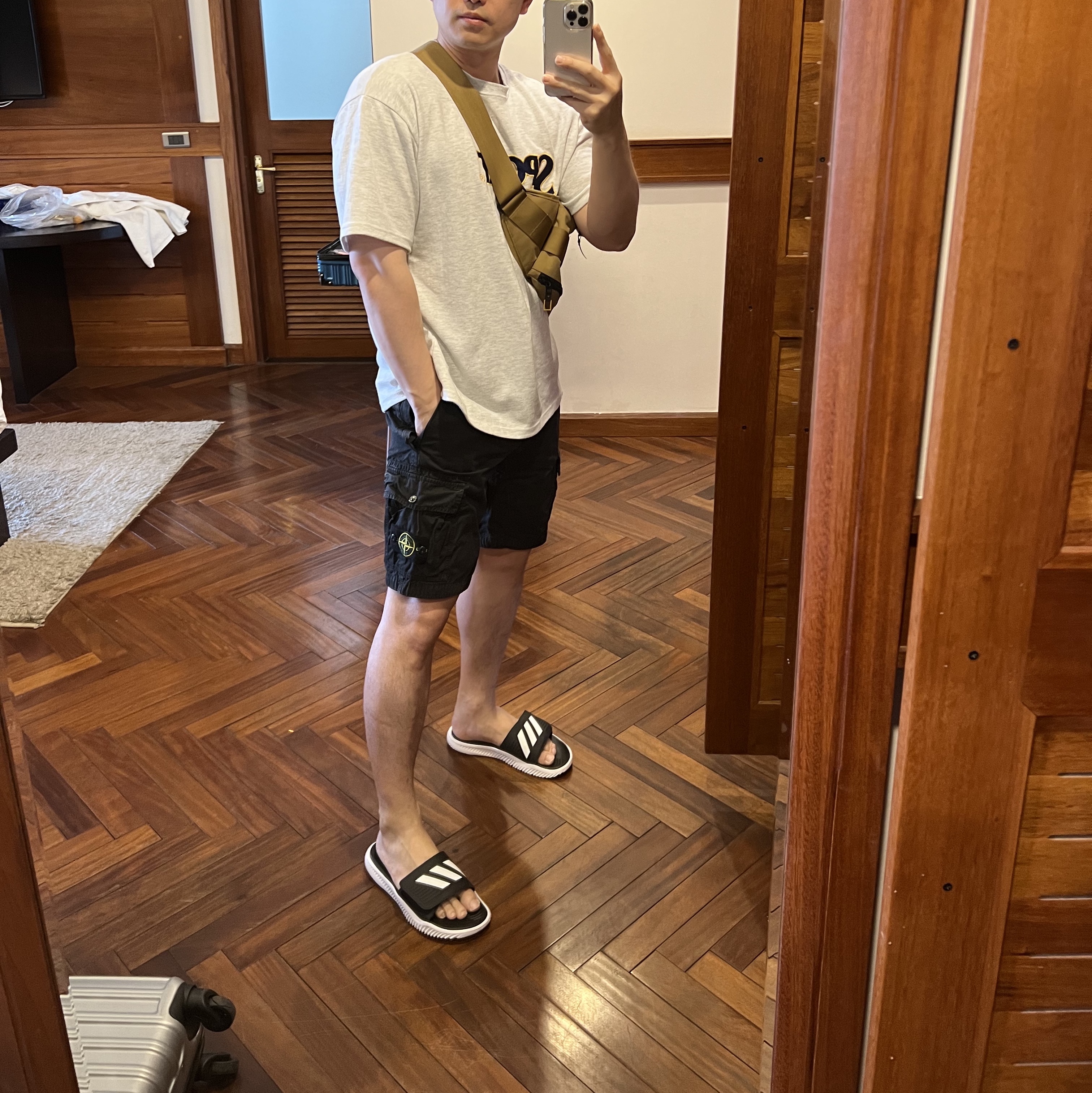 Stone Island L11WA Brushed Cotton Canvas Garment Dyed Bermuda Shorts Black - 22SS 착용 스타일