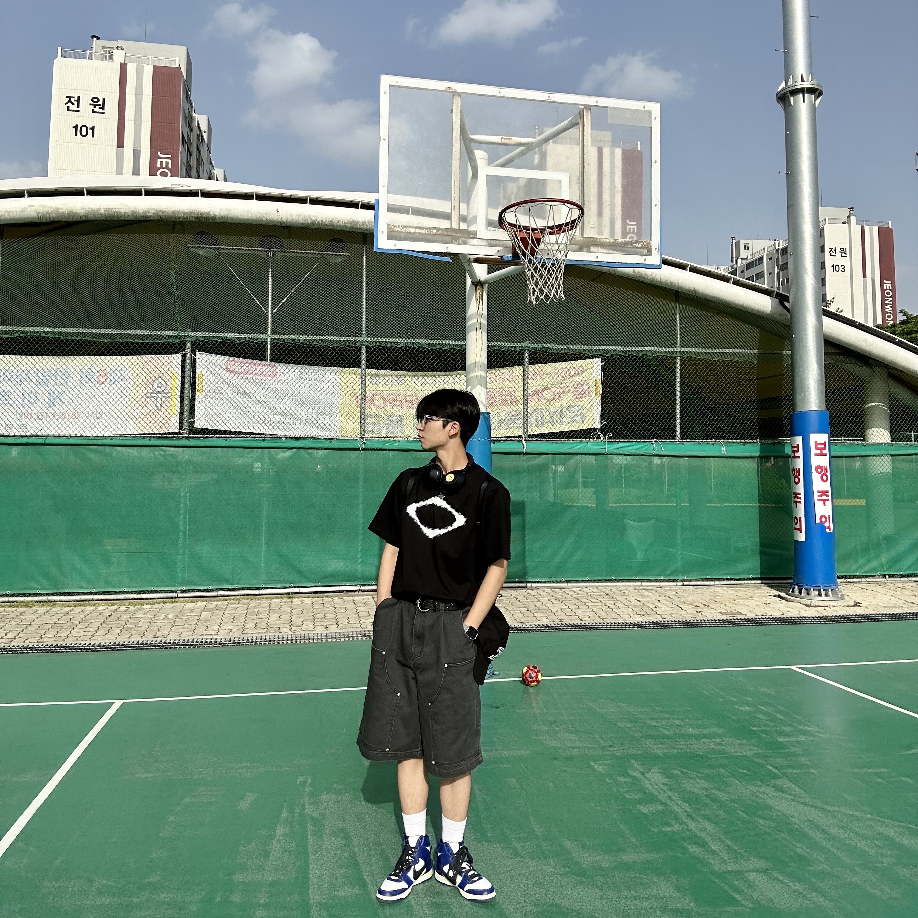 Nike x Ambush Dunk High Deep Royal Blue, (W) Mischief Rhombus Blur T-Shirt Basic Black 착용 스타일 - 1