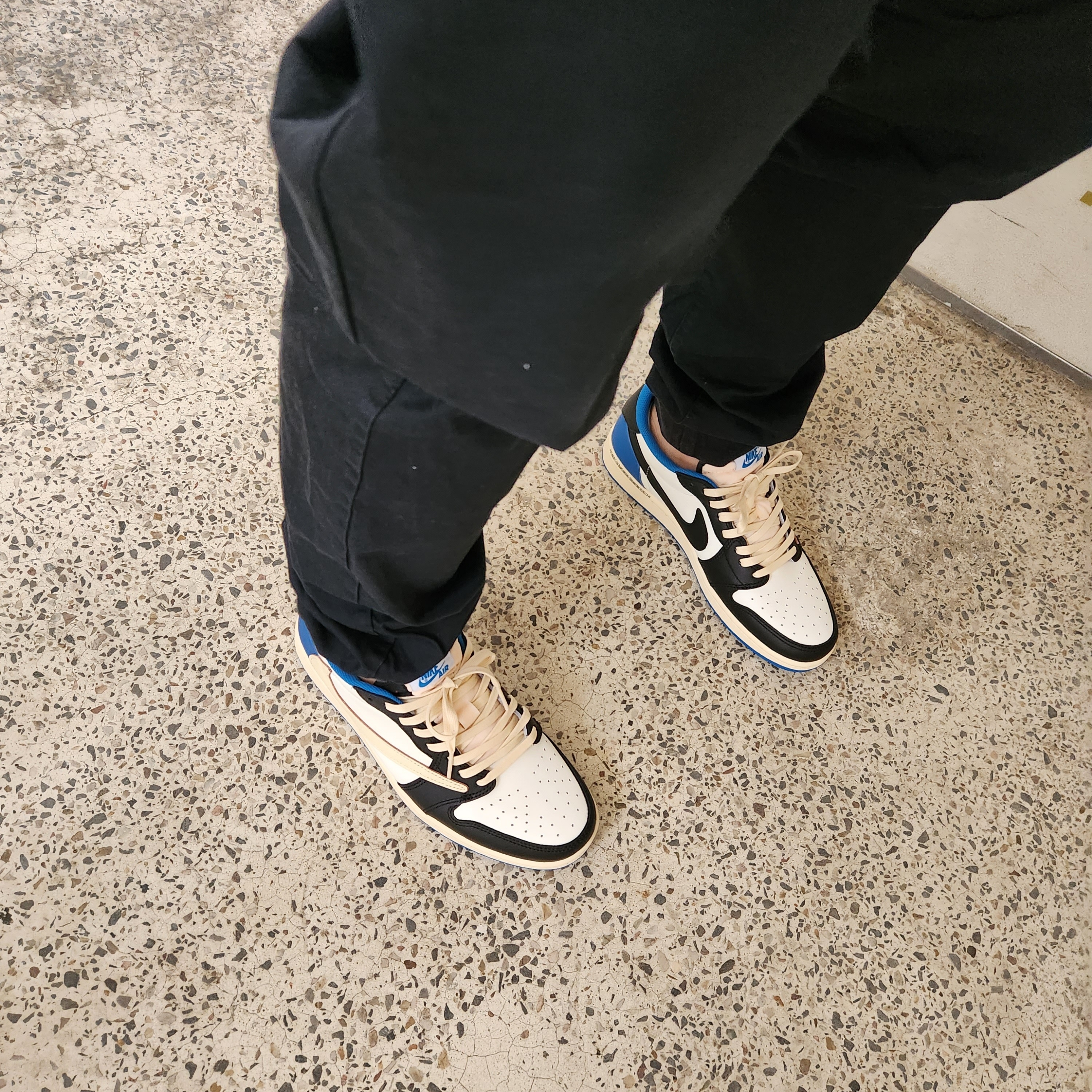 Jordan 1 x Travis Scott x Fragment Retro Low OG SP Military Blue 착용 스타일 - 2