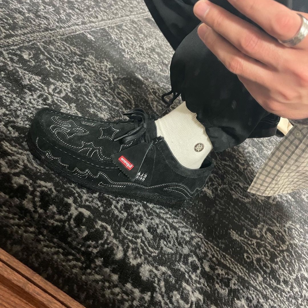 Clarks x Supreme Wallabee Black 착용 스타일 - 2