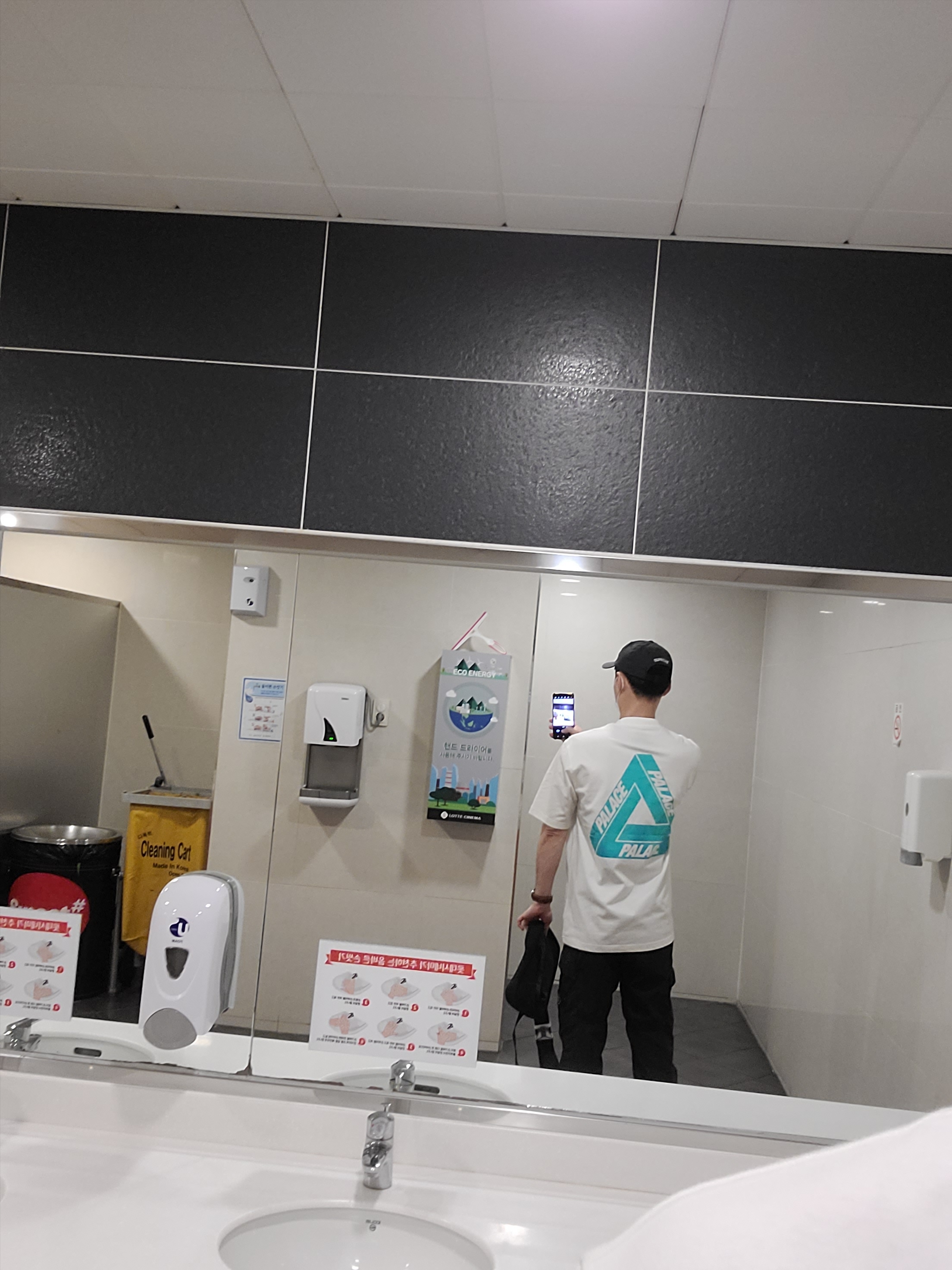 Palace Reacto Tri-Ferg T-Shirt White - 23SS 착용 스타일 - 2