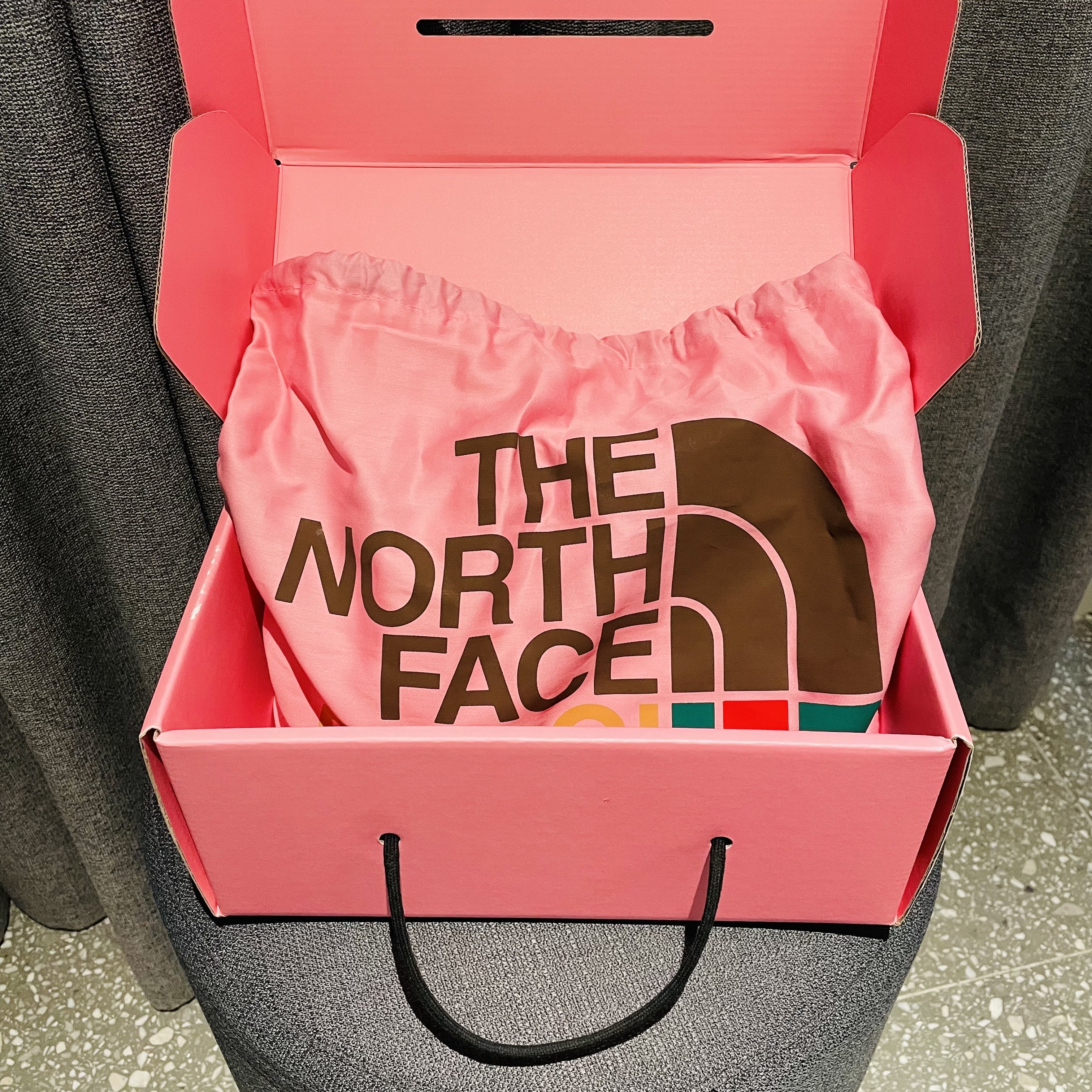 Gucci x The North Face Belt Bag Black White 착용 스타일 - 4