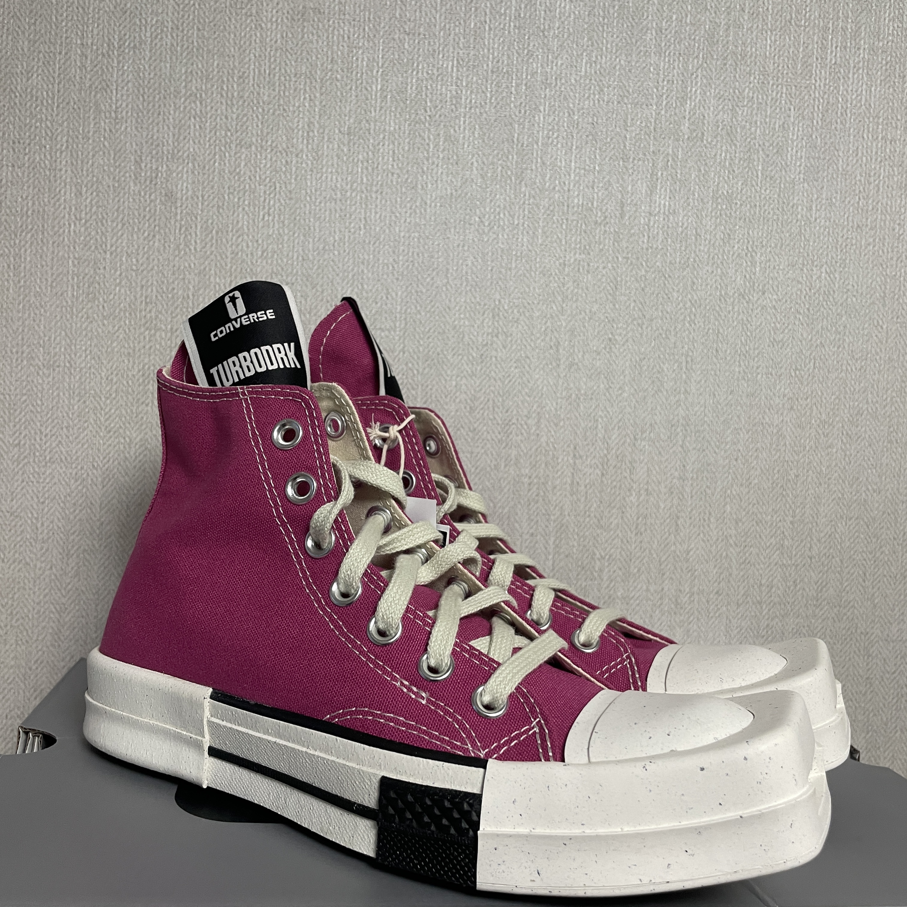Converse x Drkshdw Turbodrk Chuck 70 Hi Laceless Cactus Flower 착용 스타일 - 1