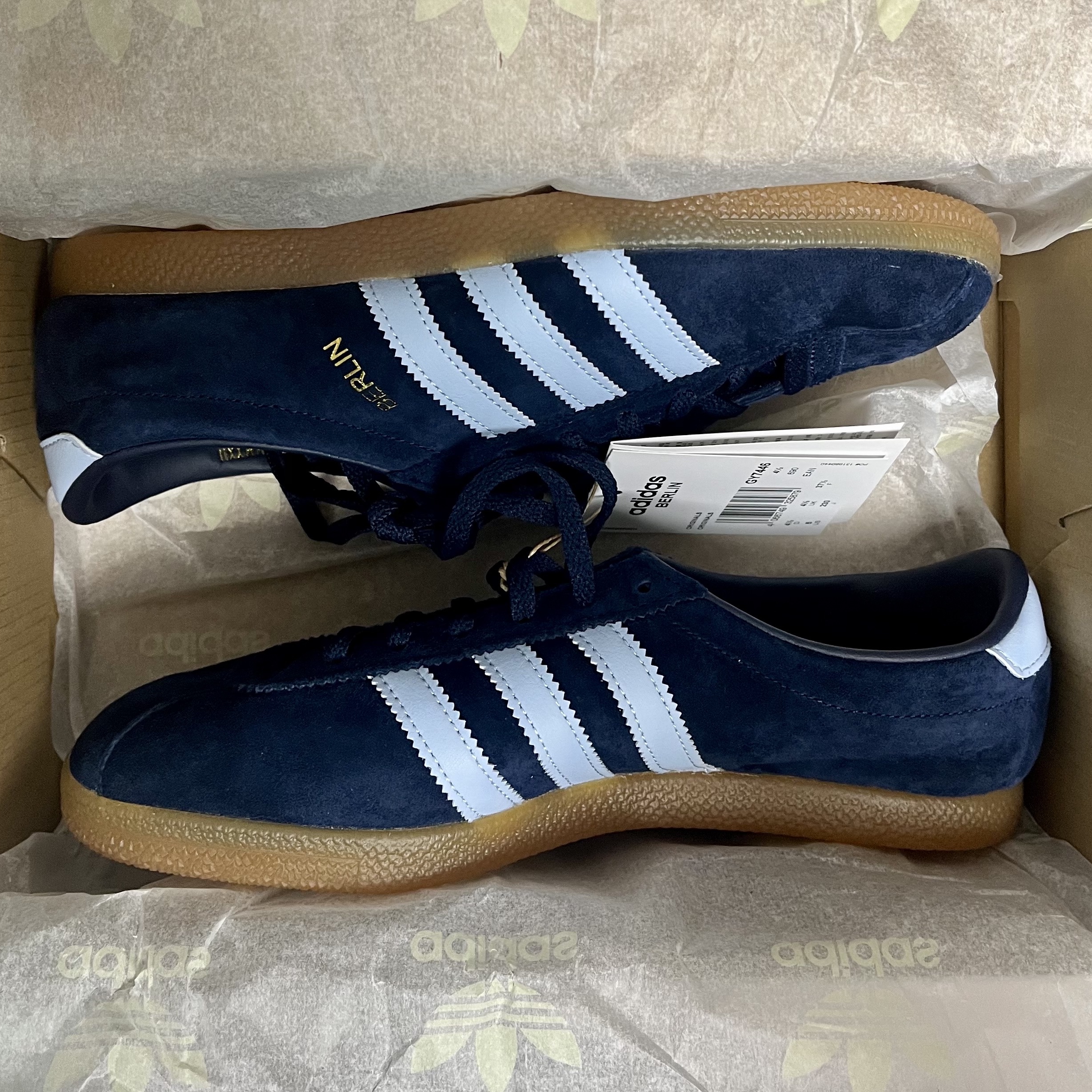 Adidas Berlin Collegiate Navy Pantone 착용 스타일