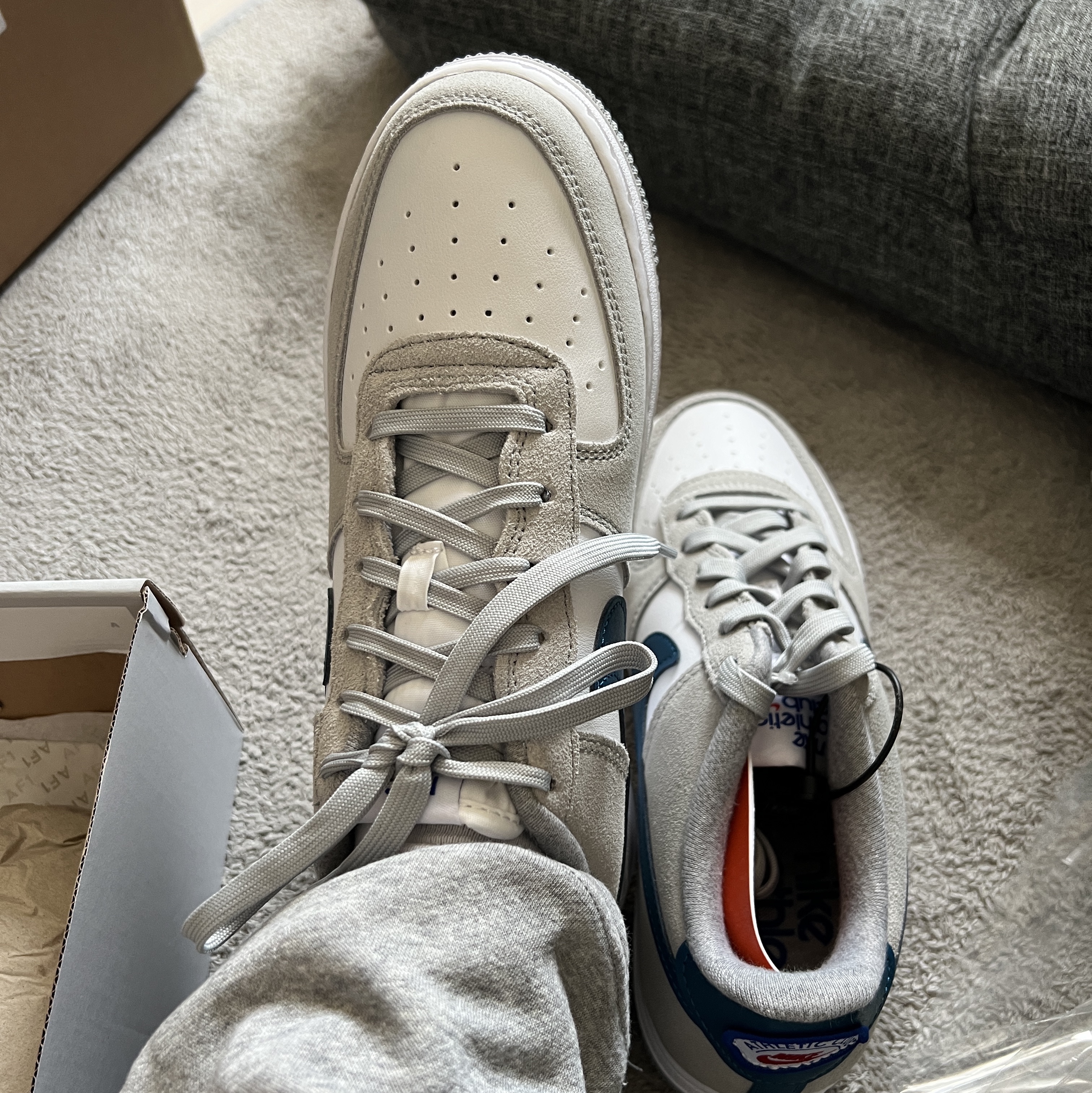 (GS) Nike Air Force 1 LV8 Athletic Club Light Smoke Grey Marina 착용 스타일