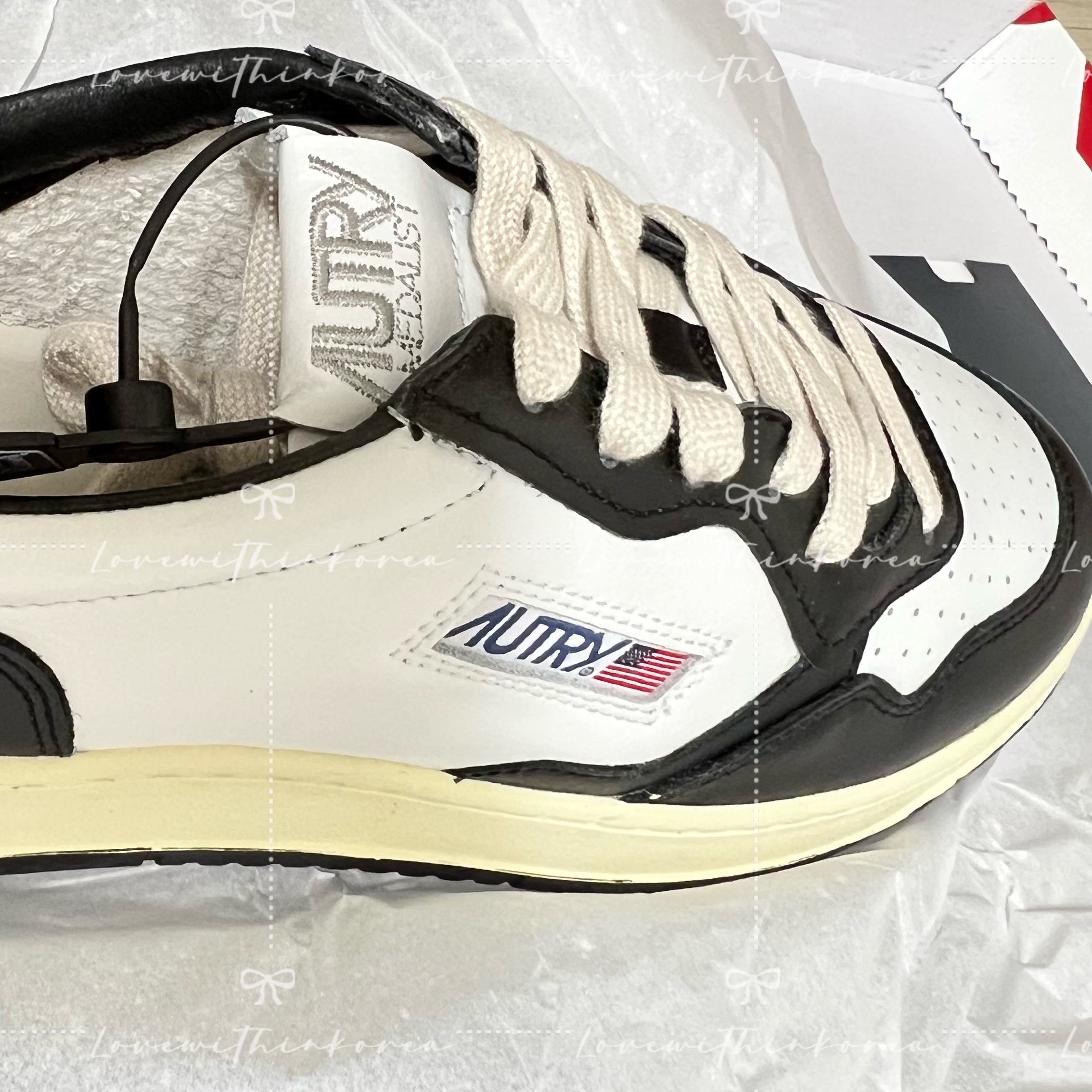 Autry Medalist Low Leather Sneakers Black White 착용 스타일 - 1