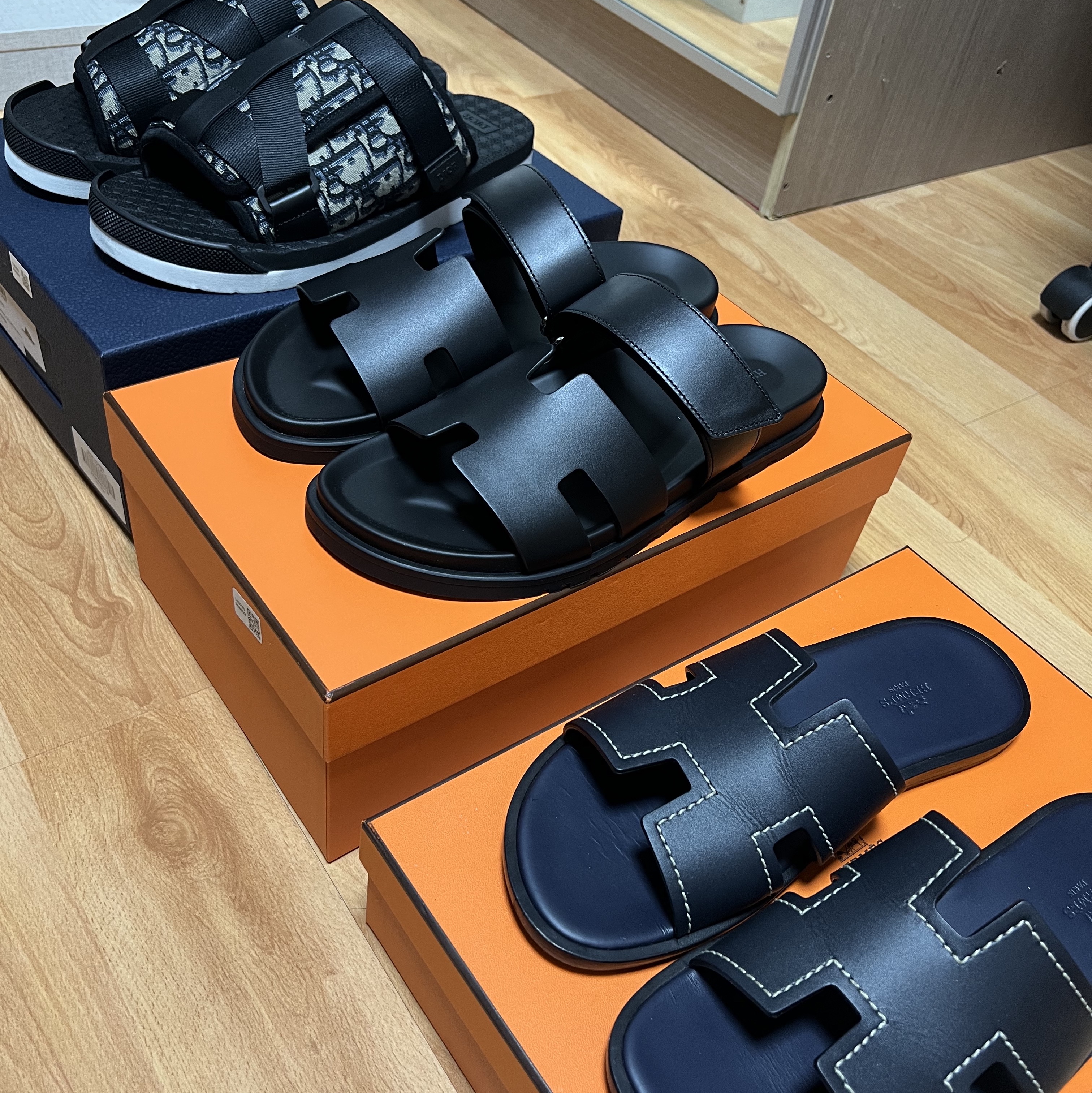 Hermes Chypre Sandal Calfskin & Noir, Dior Alpha Sandal Beige & Black Dior Oblique Jacquard 착용 스타일