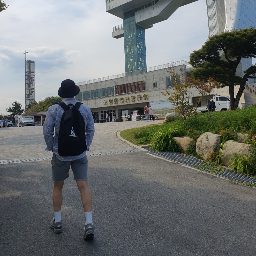 CDG Backpack Black, New Balance 2002R Premium Vintage Grey 착용 스타일