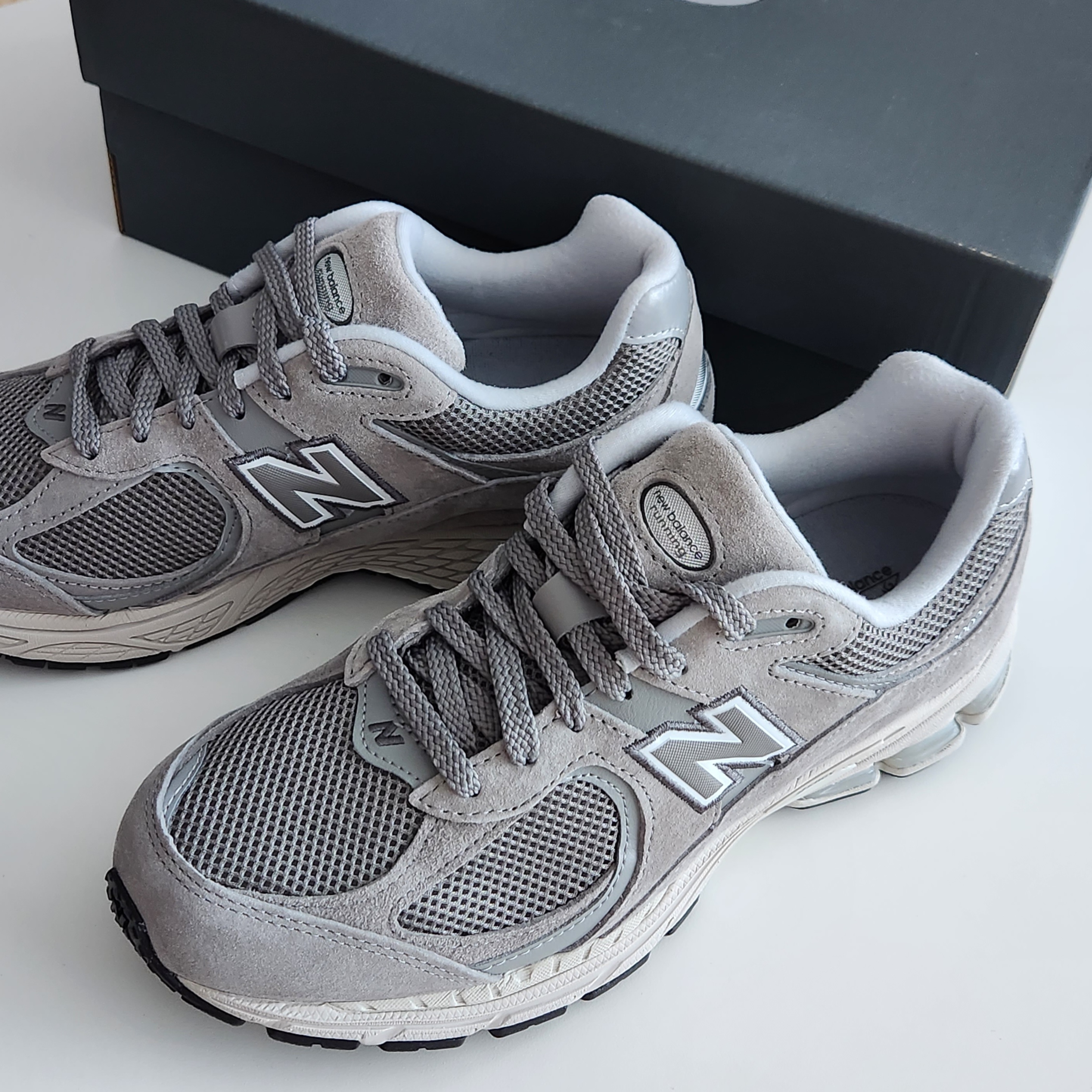 New Balance 2002R Grey 착용 스타일 - 1