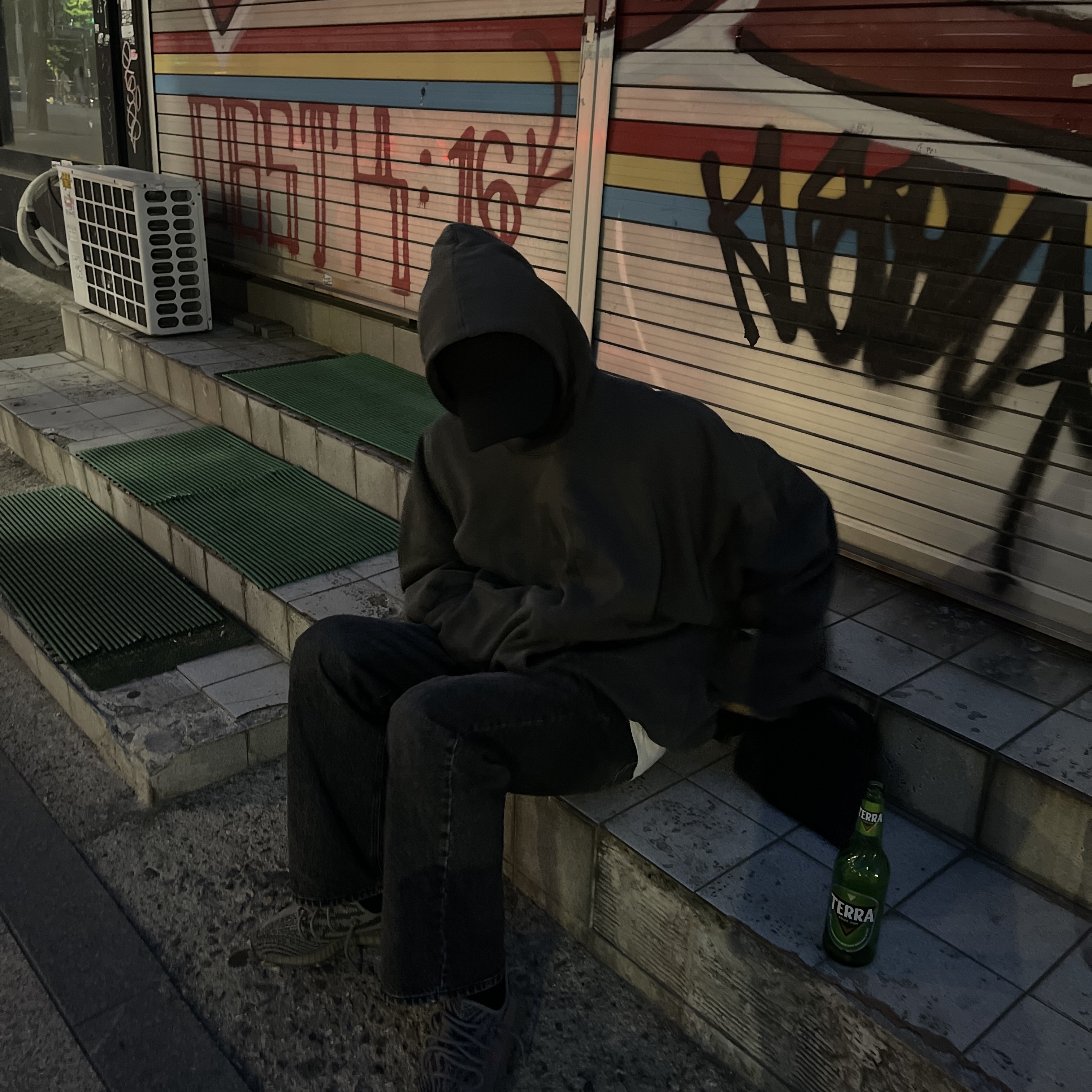 Yeezy Gap Engineered By Balenciaga Dove Hoodie Black, Adidas Yeezy Boost 350 V2 Beluga 2.0 착용 스타일 - 1