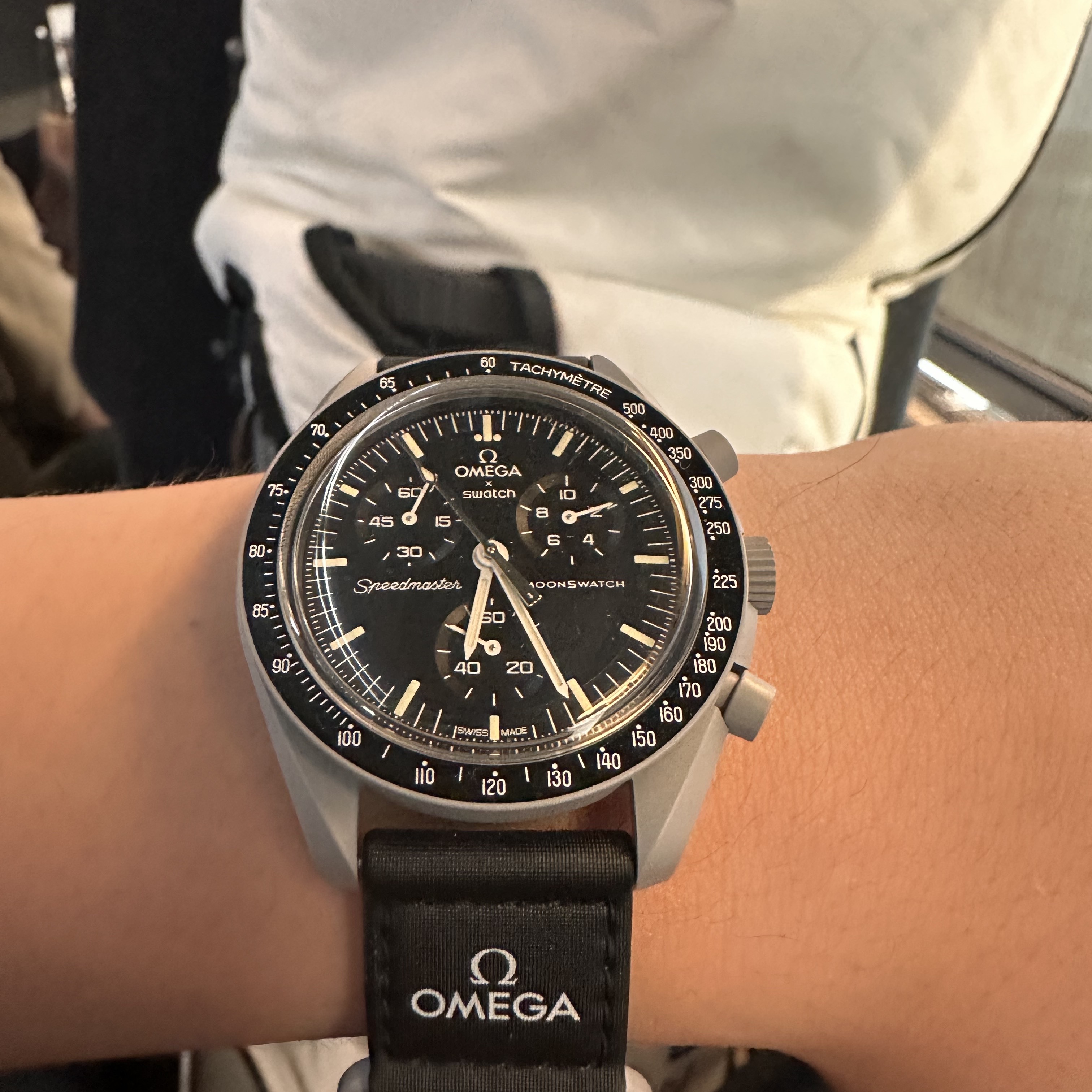 Swatch x Omega Bioceramic MoonSwatch Mission To The Moon Moonshine Gold Worm Moon 착용 스타일 - 1
