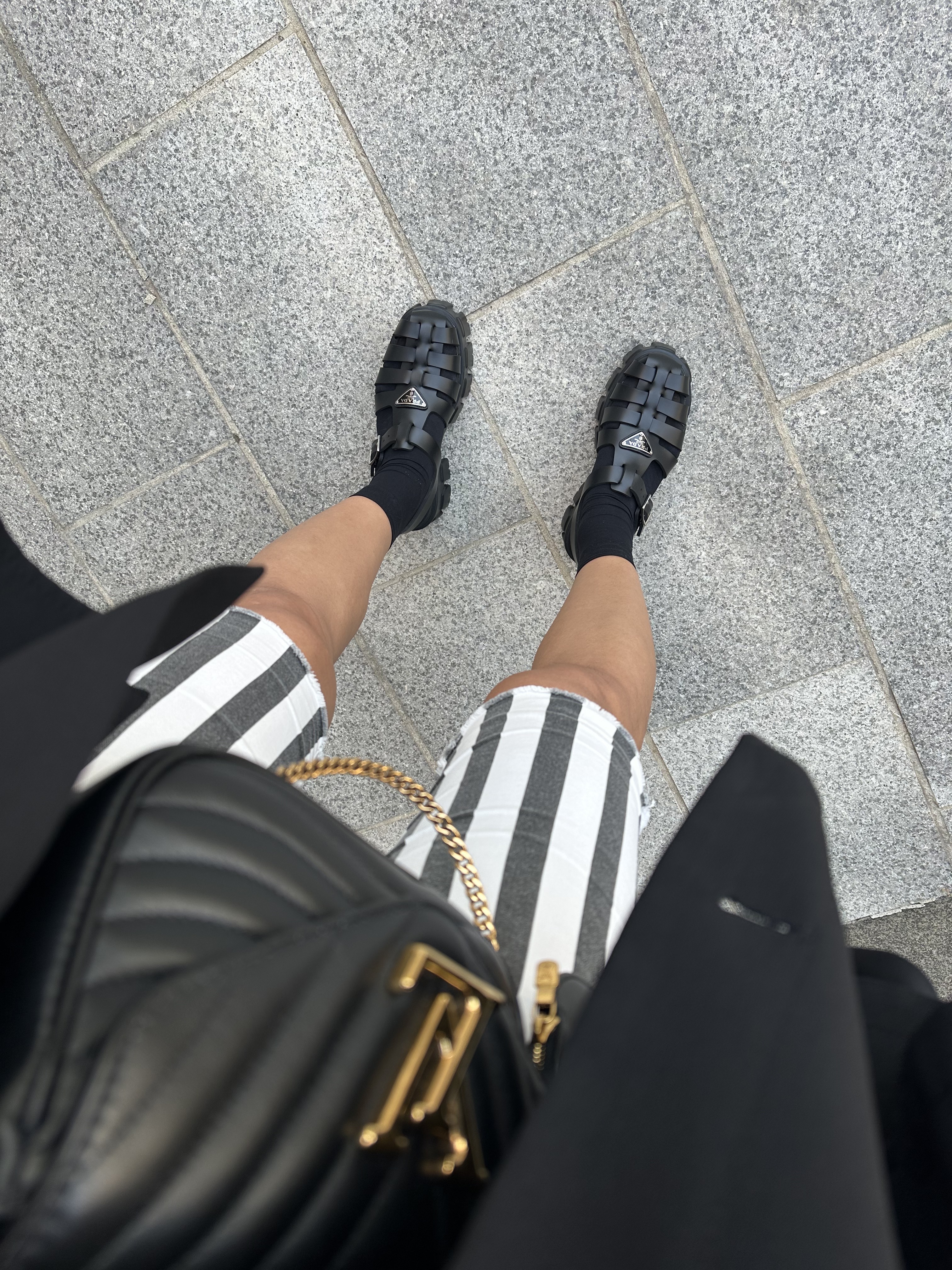 (W) Prada Rubber Sandal Black, Louis Vuitton New Wave Multi Pochette Black 착용 스타일