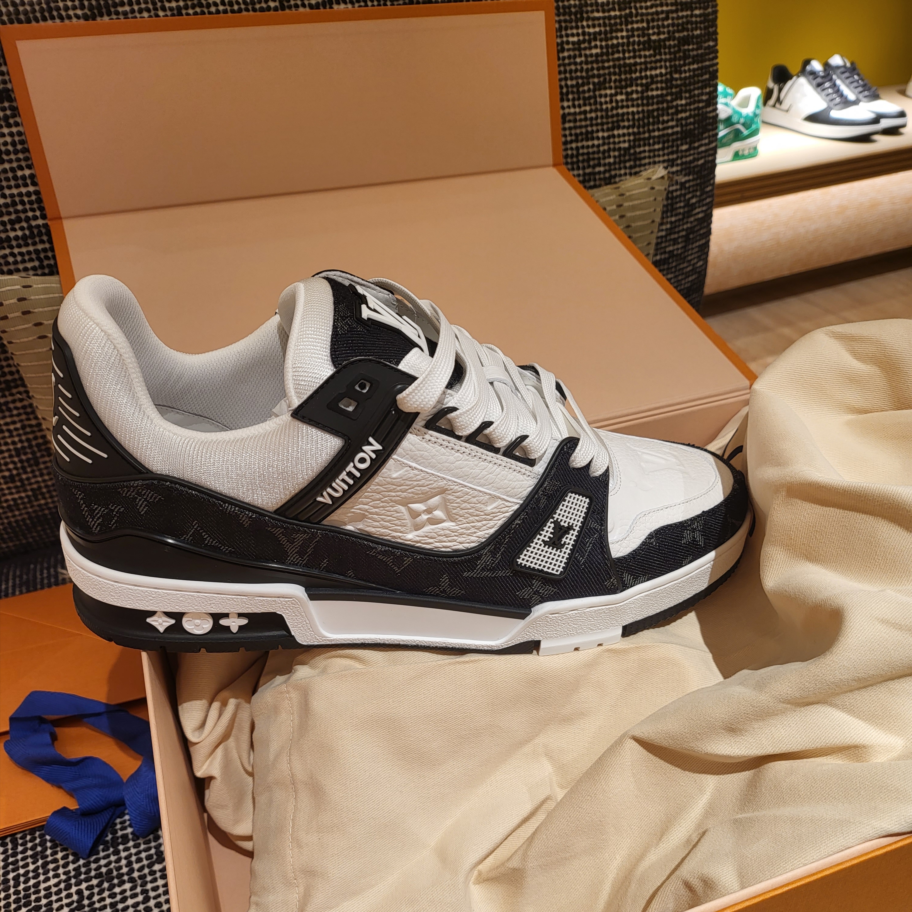 Louis Vuitton LV Trainer Sneakers Monogram Denim Black 착용 스타일
