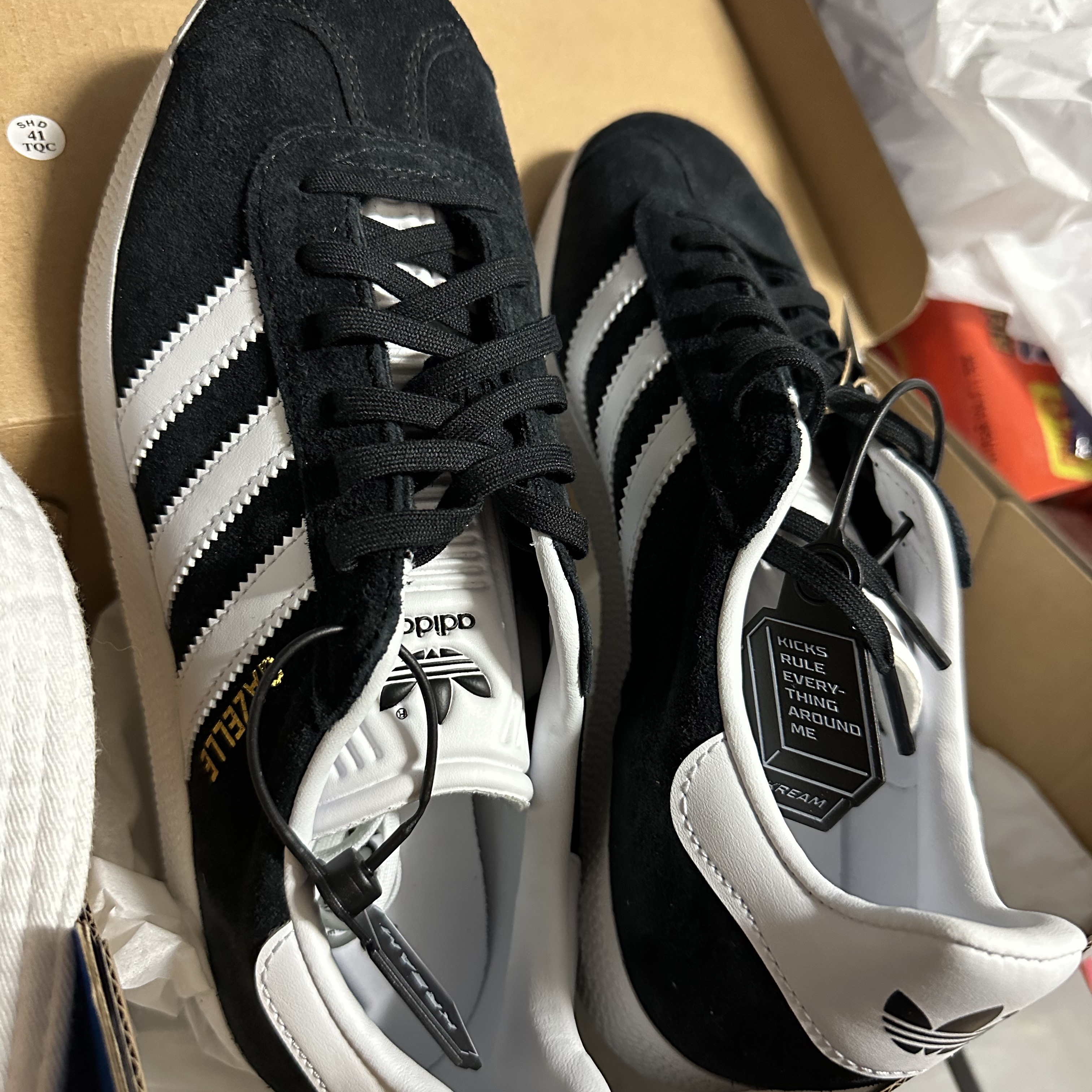 Adidas Gazelle Core Black White 착용 스타일 - 1