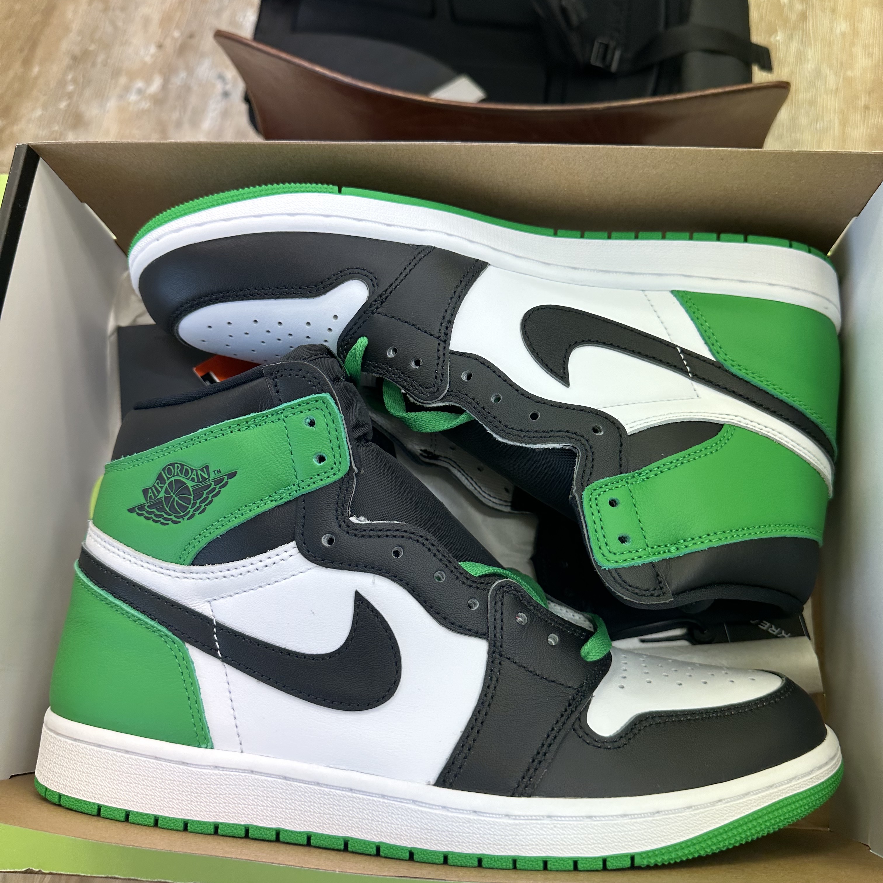 Jordan 1 Retro High OG Black and Lucky Green 착용 스타일 - 1