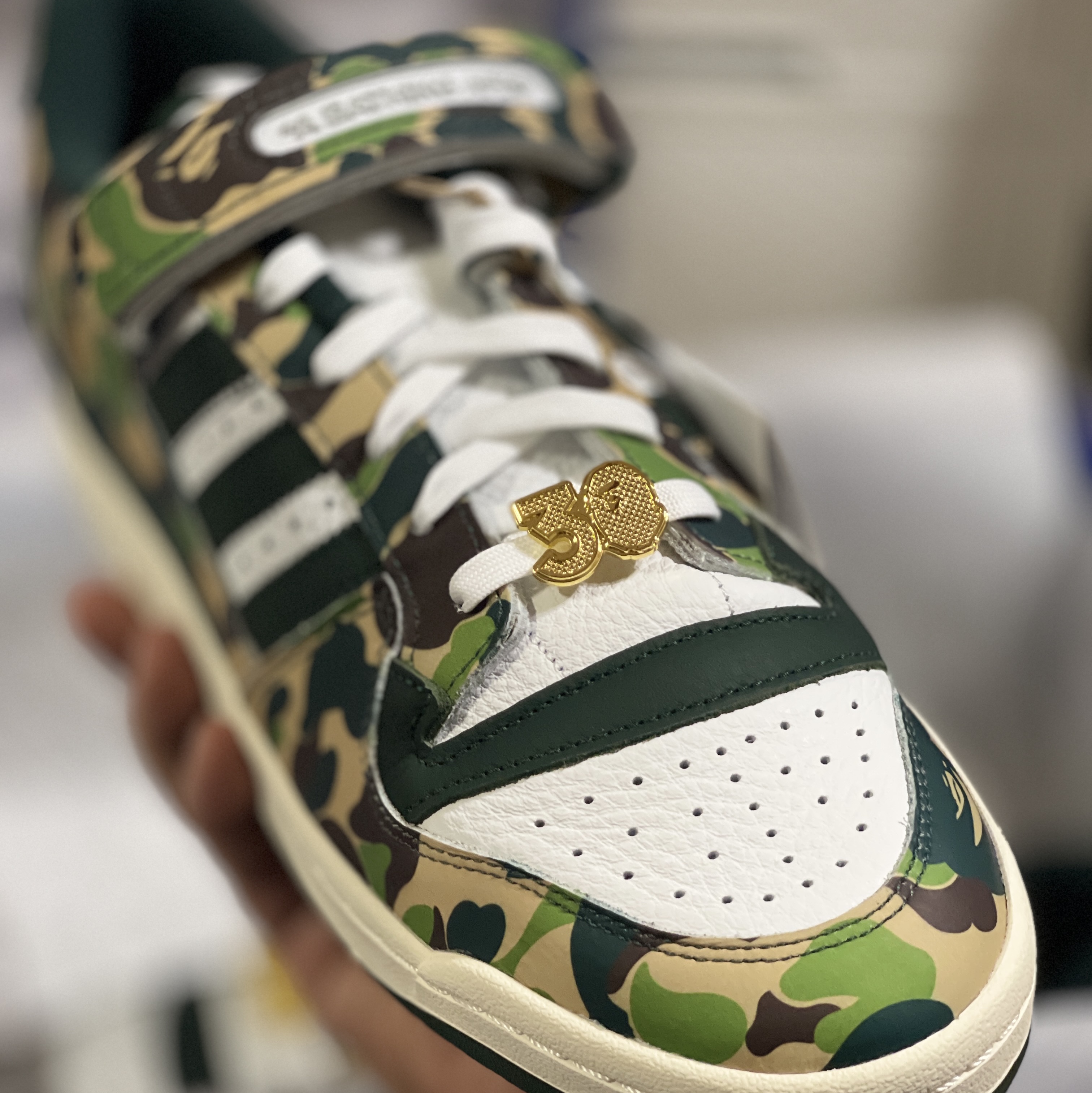 Adidas x BAPE Forum 84 Low Green Camo 착용 스타일 - 3