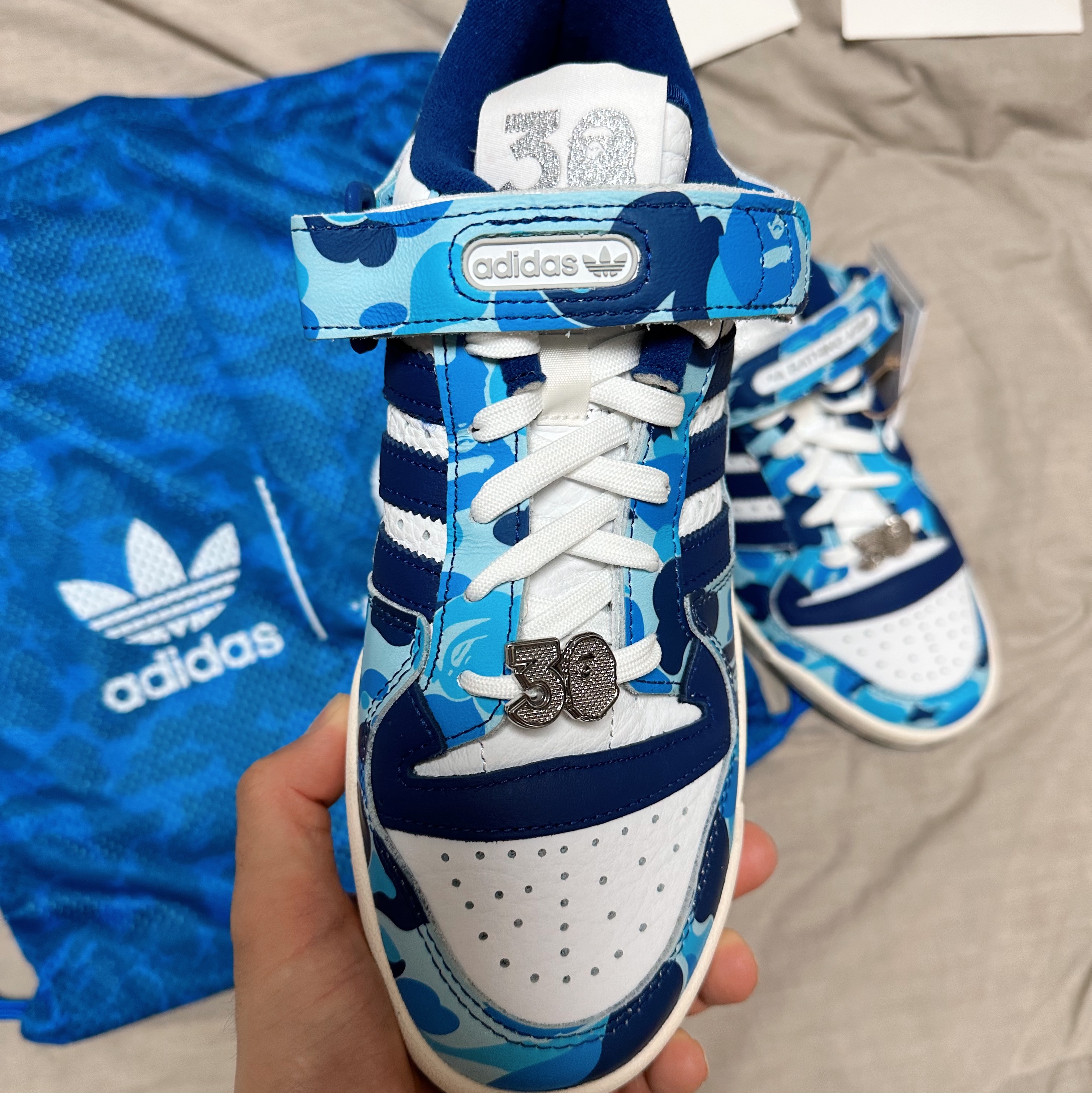 Adidas x BAPE Forum 84 Low Blue Camo 착용 스타일 - 3