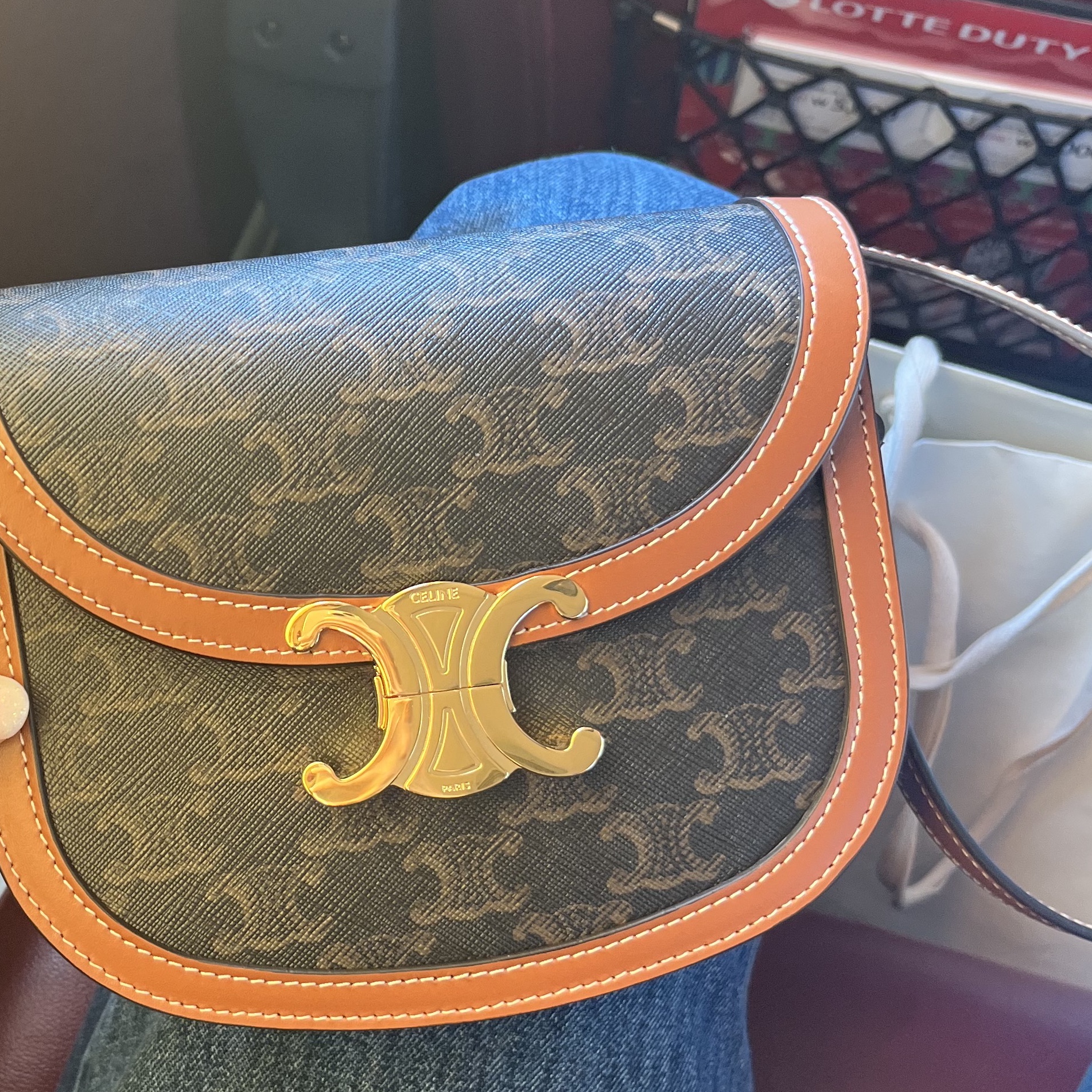 Celine Besace Clea in Triomphe Canvas Calfskin Tan 착용 스타일