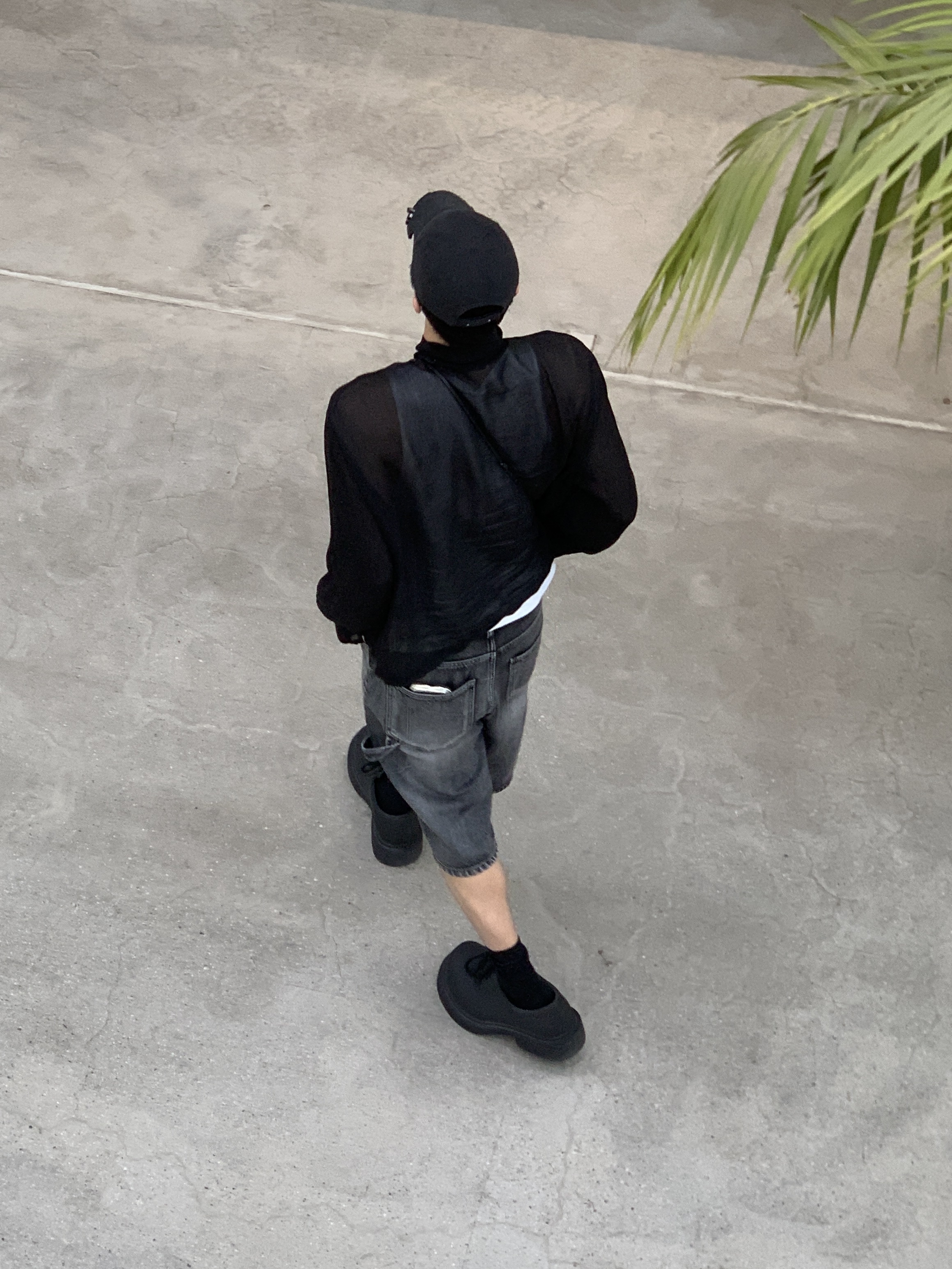 Balenciaga Heavy Piercing Cap Faded Black, Our Legacy Shrunken Full zip Polo Rayon Plait Black 착용 스타일 - 3