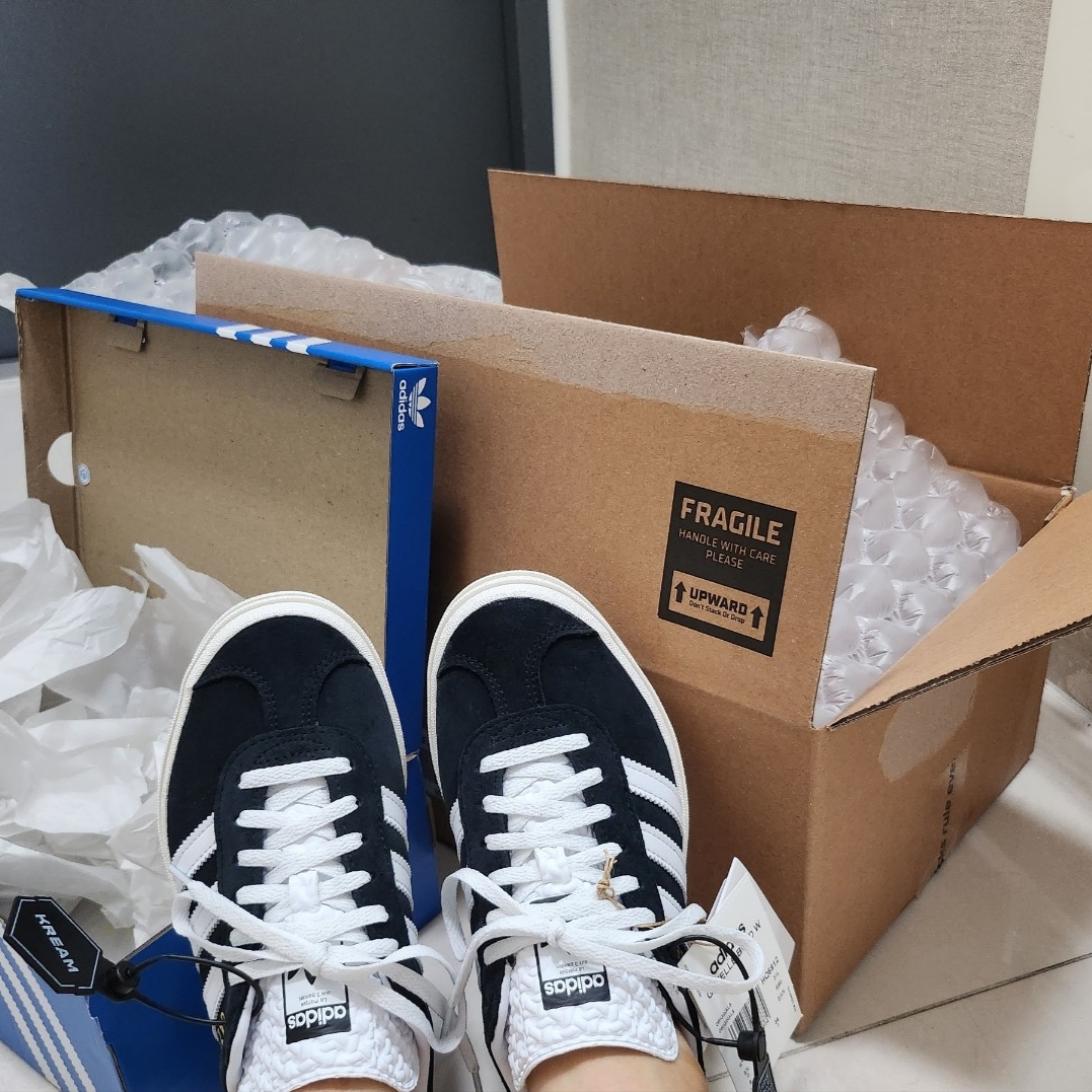 (W) Adidas Gazelle Bold Core Black Cloud White 착용 스타일 - 1