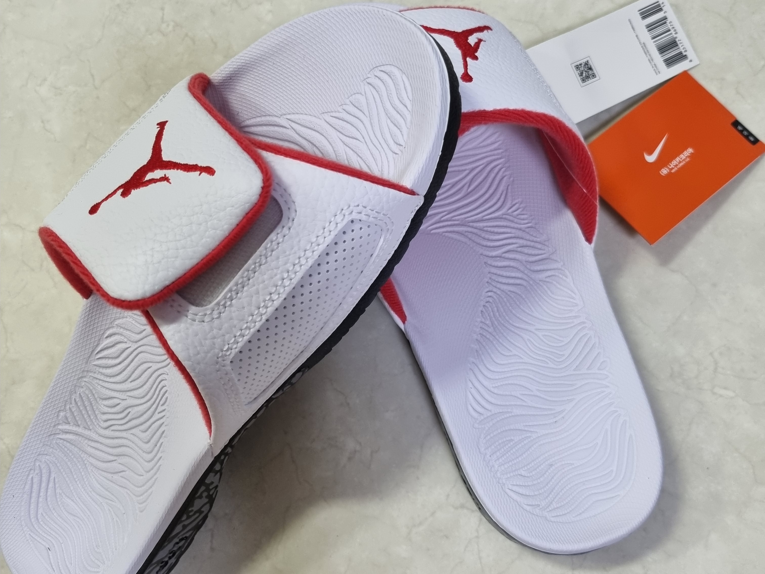 Jordan Hydro 3 Retro Cement White and University Red 착용 스타일
