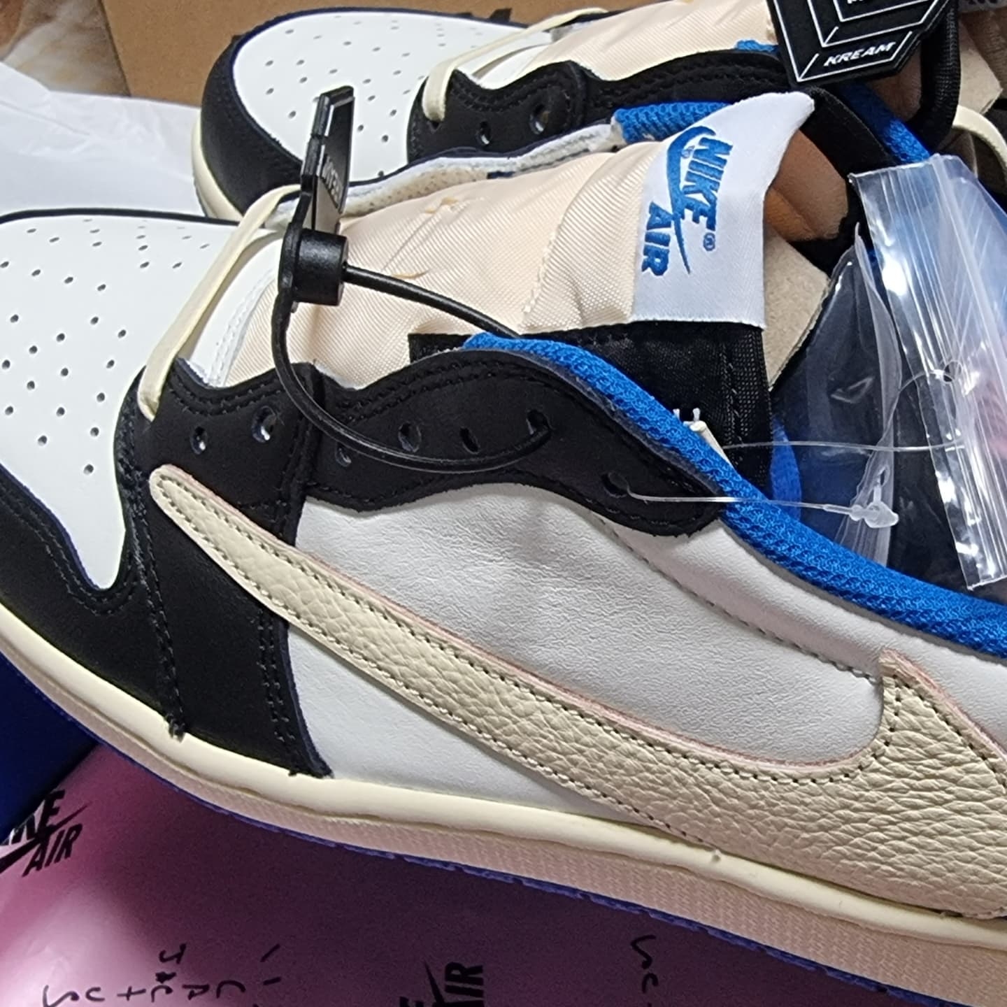 Jordan 1 x Travis Scott x Fragment Retro Low OG SP Military Blue 착용 스타일 - 2