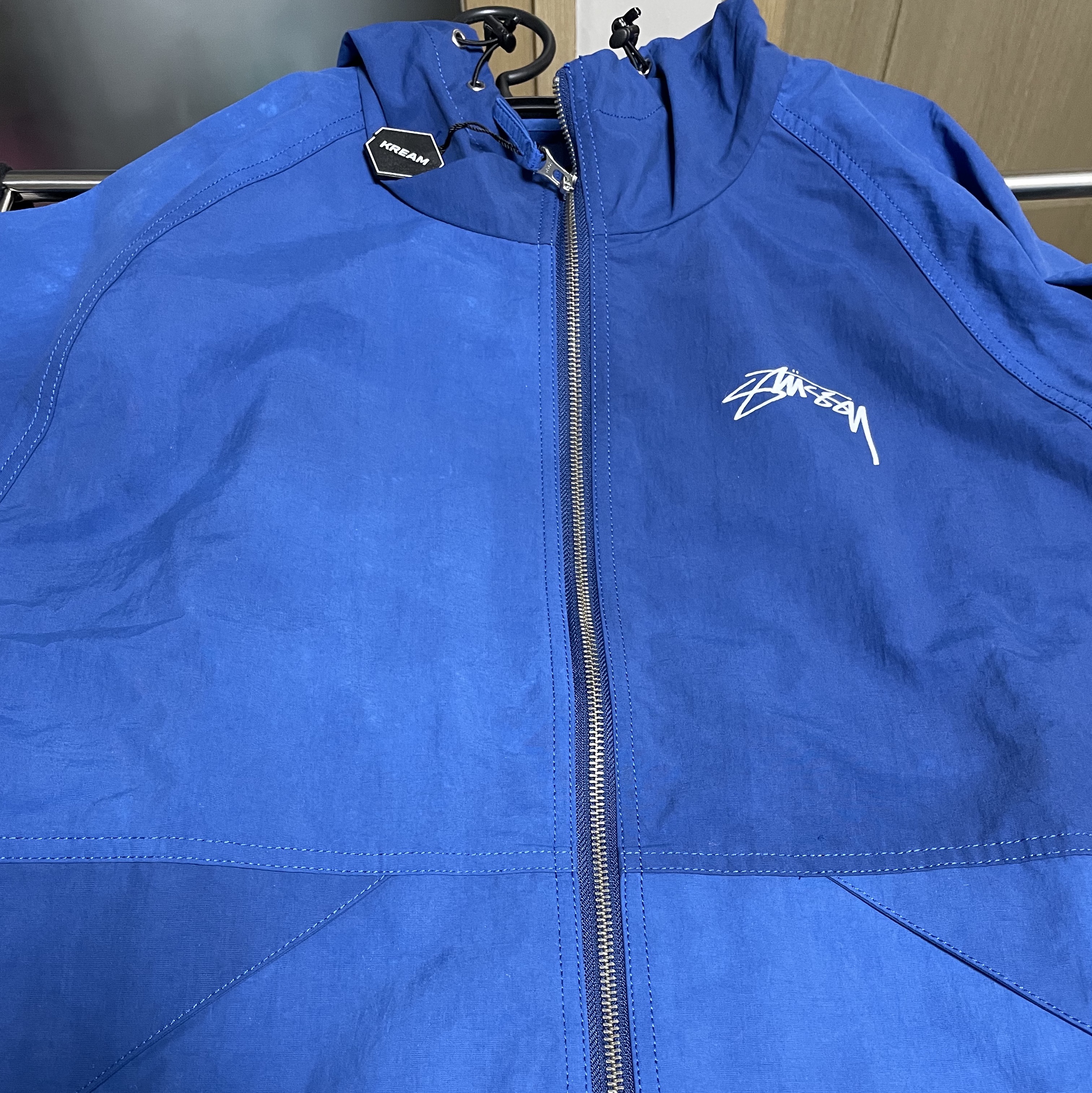 Stussy Wave Dye Beach Shell Jacket Cobalt 착용 스타일