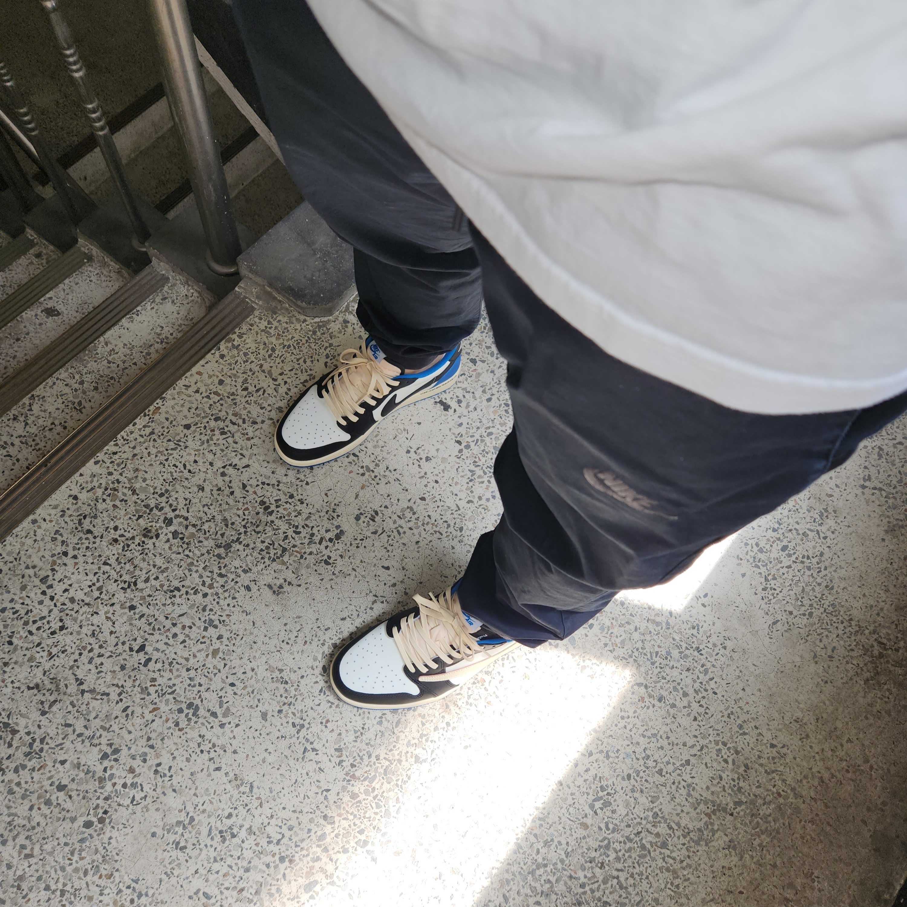 Jordan 1 x Travis Scott x Fragment Retro Low OG SP Military Blue 착용 스타일 - 1